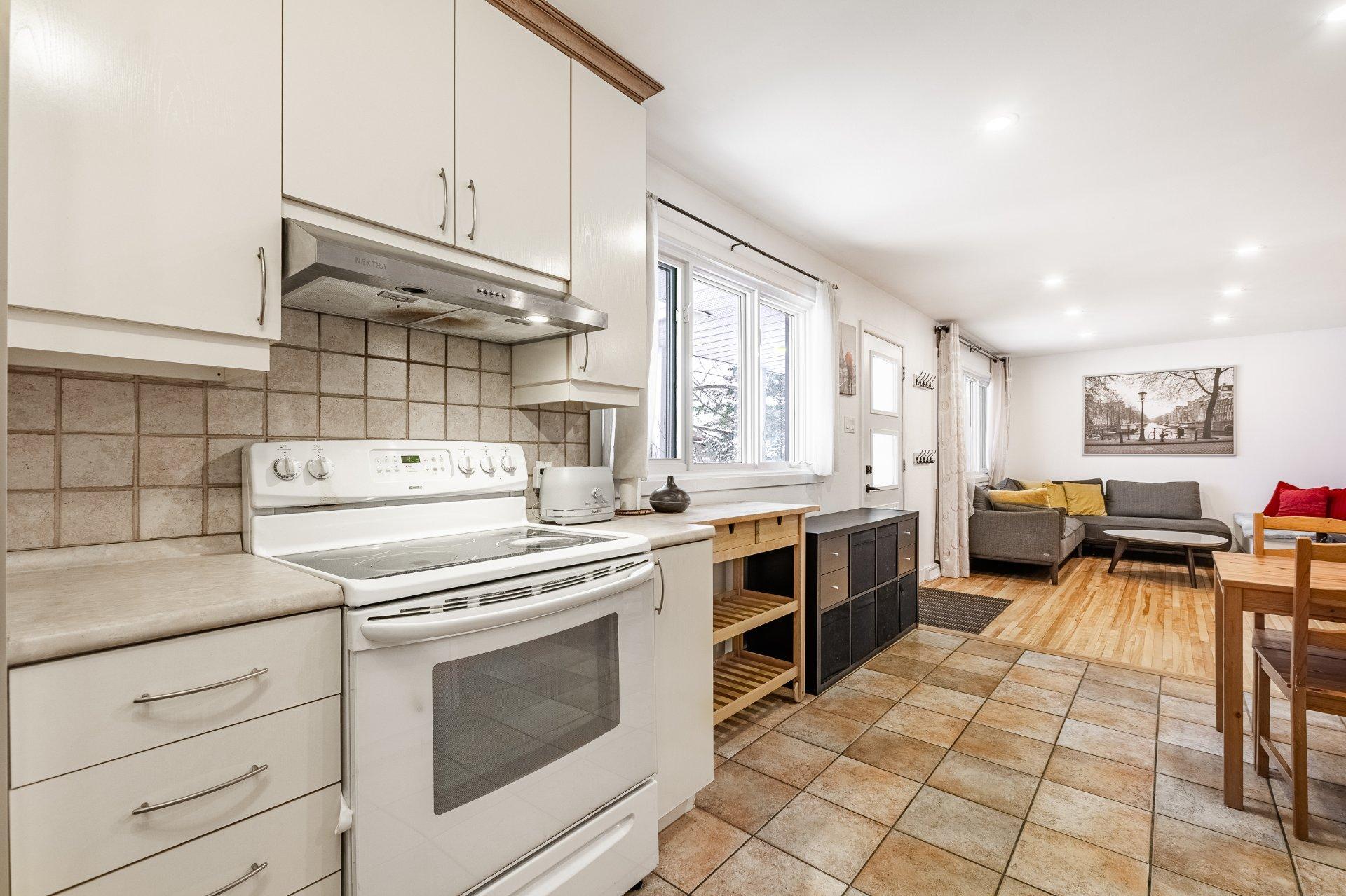 









995


Rue Coderre

,
Longueuil (Saint-Hubert),




QC
J3Y4N3

