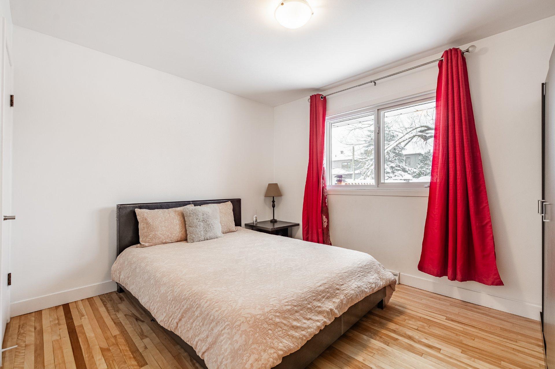 









995


Rue Coderre

,
Longueuil (Saint-Hubert),




QC
J3Y4N3

