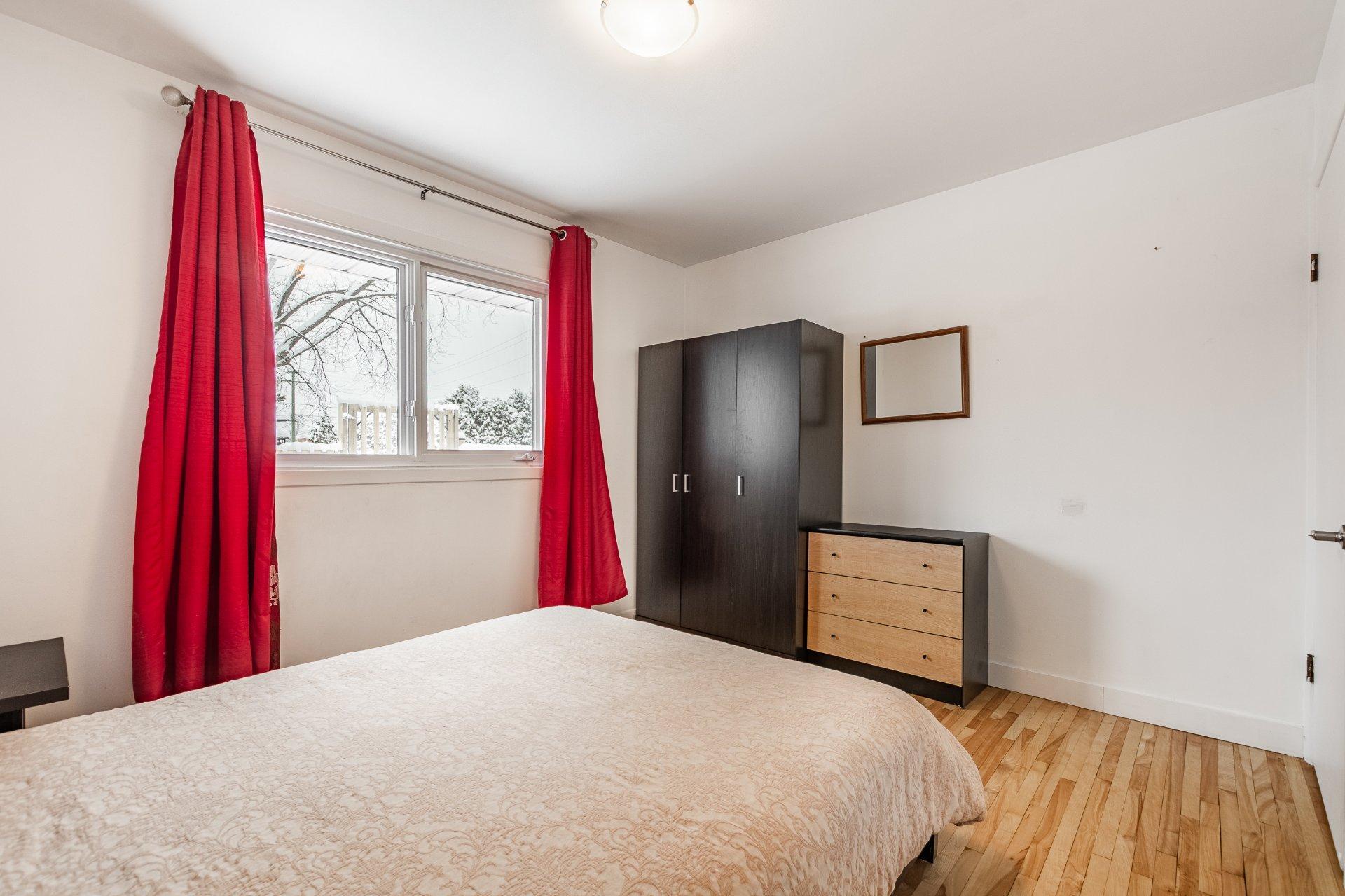 









995


Rue Coderre

,
Longueuil (Saint-Hubert),




QC
J3Y4N3

