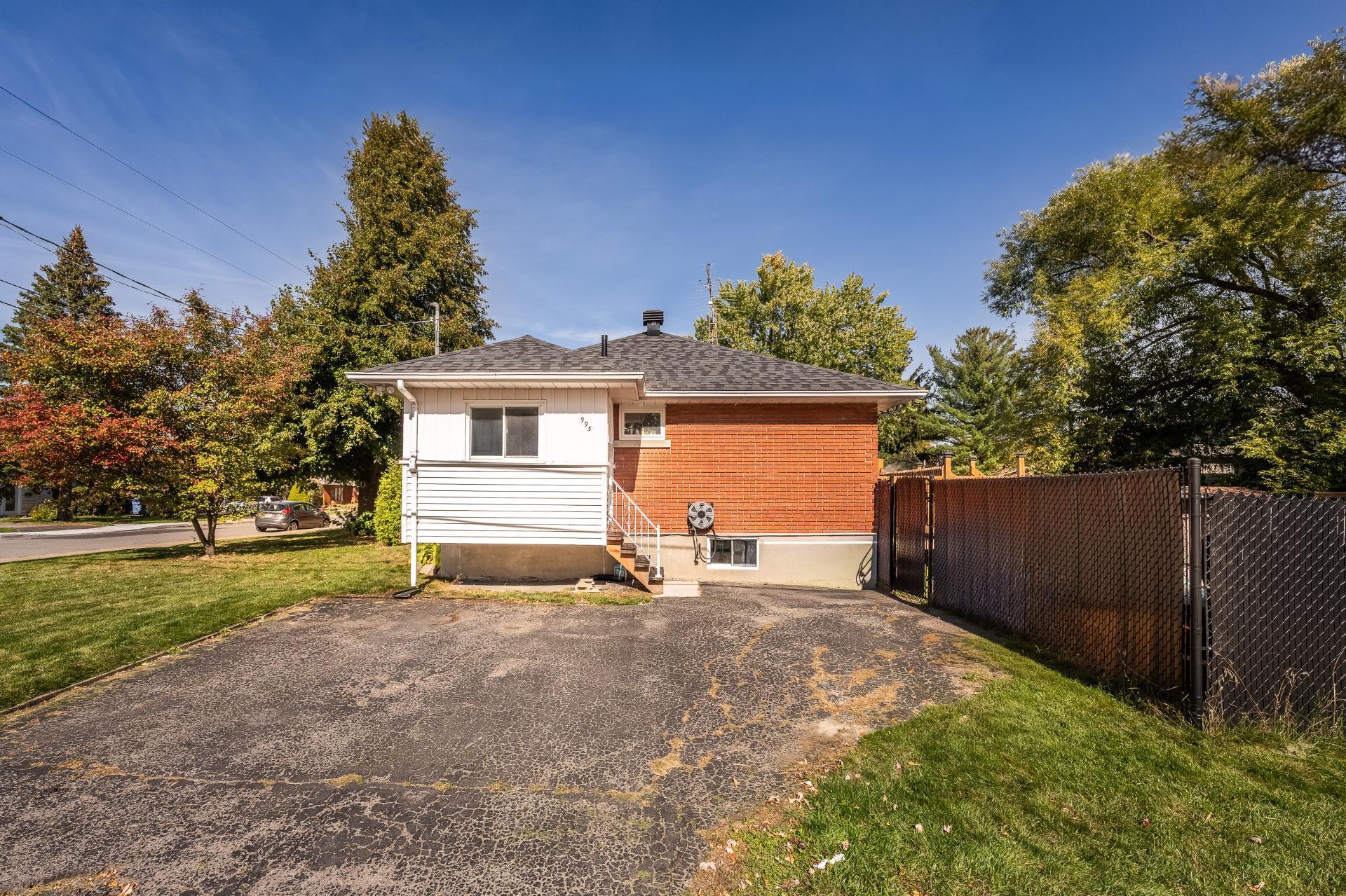 









995


Rue Coderre

,
Longueuil (Saint-Hubert),




QC
J3Y4N3

