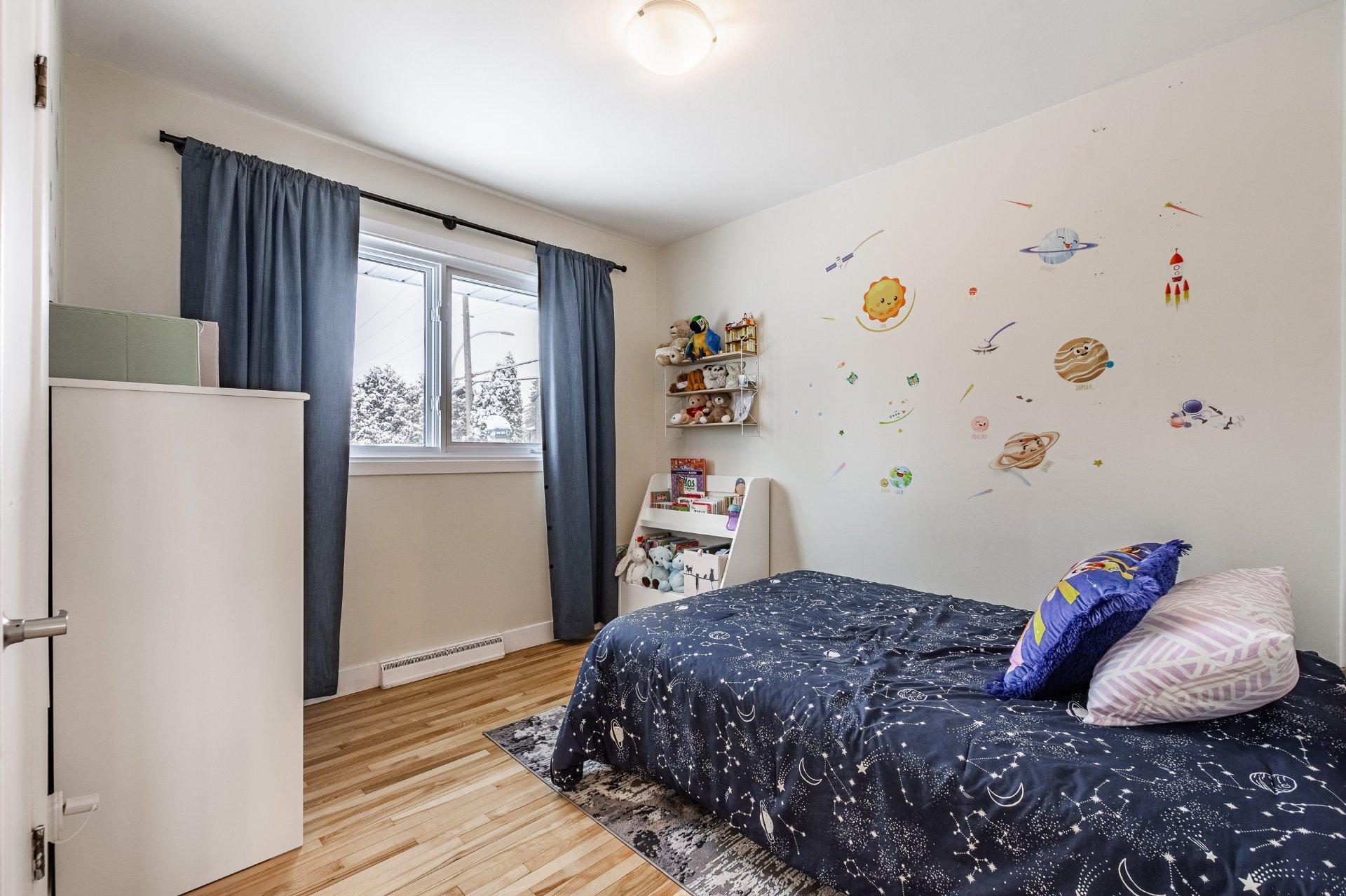 









995


Rue Coderre

,
Longueuil (Saint-Hubert),




QC
J3Y4N3

