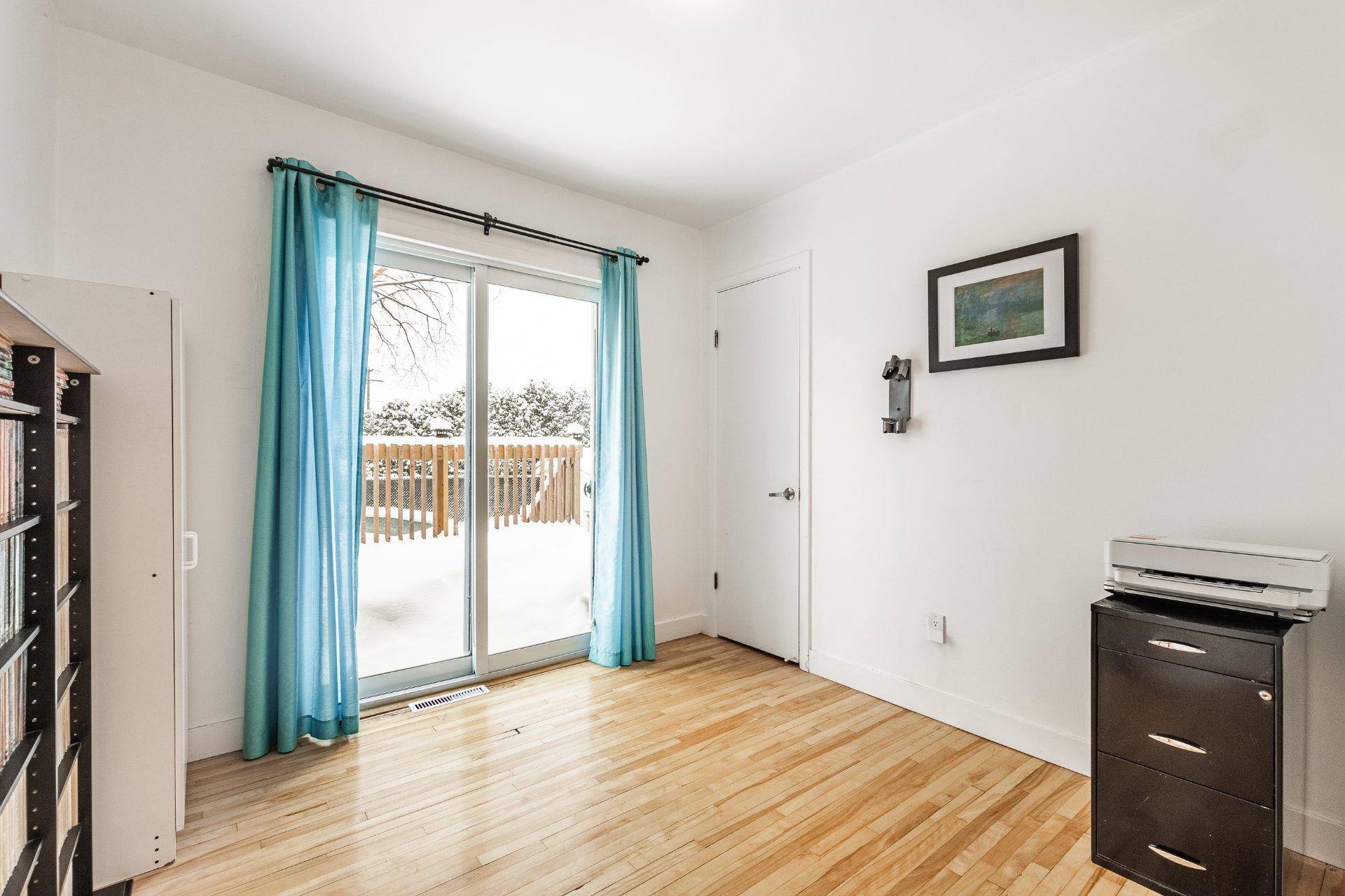 









995


Rue Coderre

,
Longueuil (Saint-Hubert),




QC
J3Y4N3

