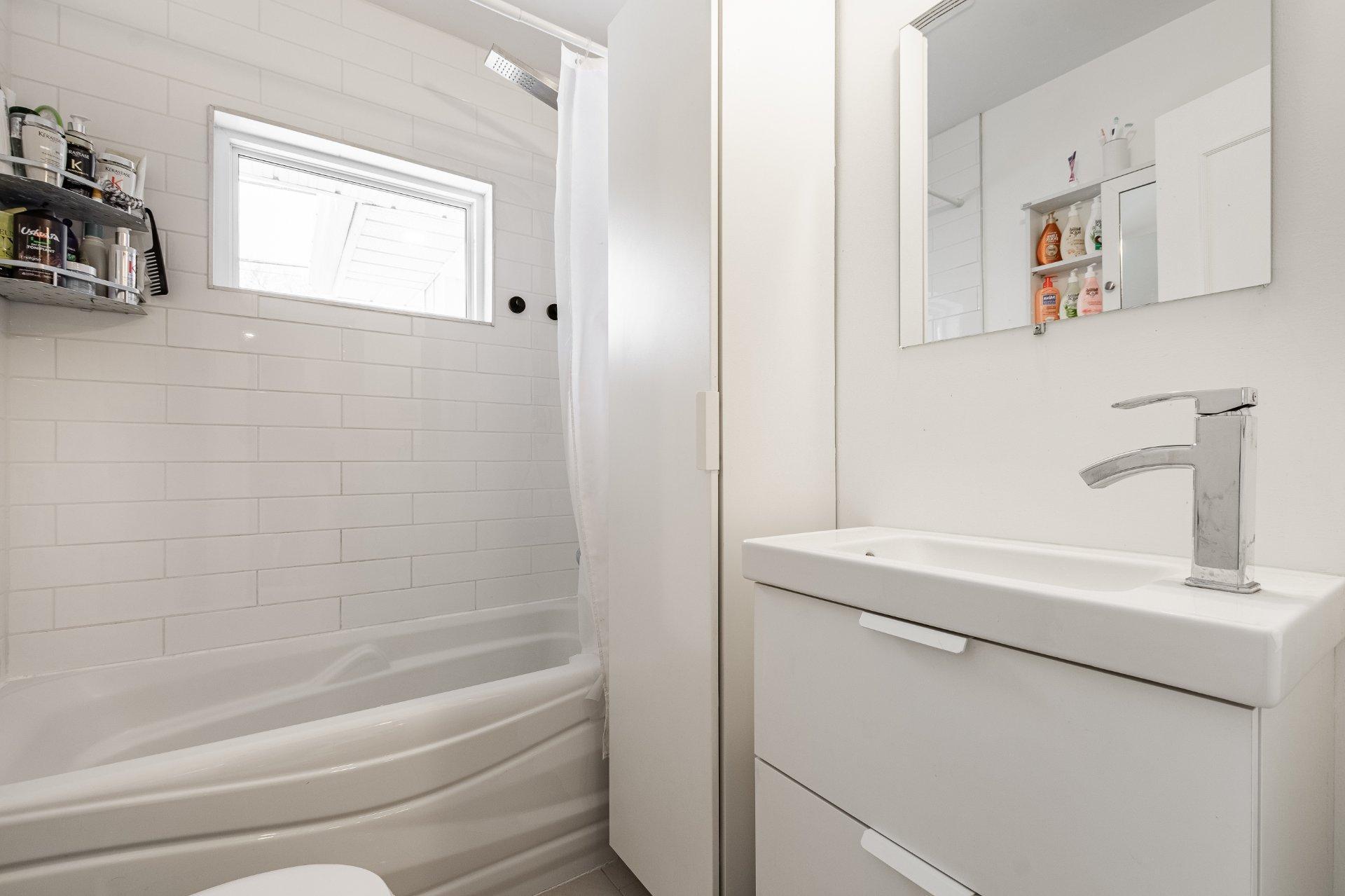 









995


Rue Coderre

,
Longueuil (Saint-Hubert),




QC
J3Y4N3

