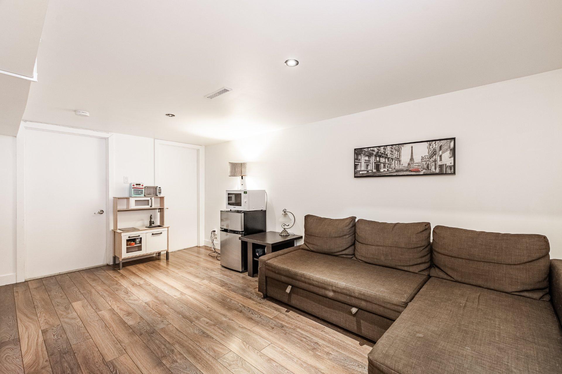 









995


Rue Coderre

,
Longueuil (Saint-Hubert),




QC
J3Y4N3

