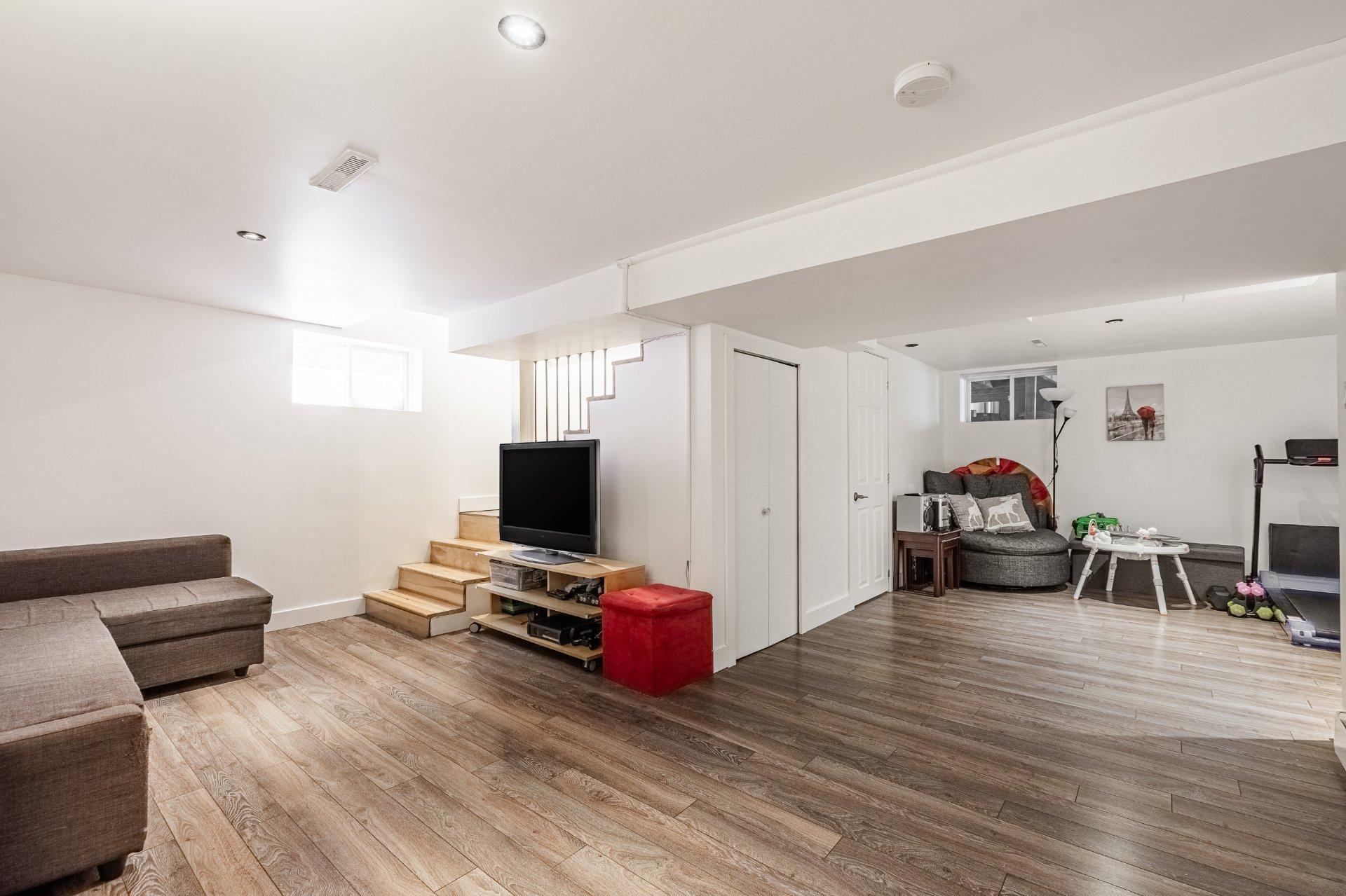 









995


Rue Coderre

,
Longueuil (Saint-Hubert),




QC
J3Y4N3

