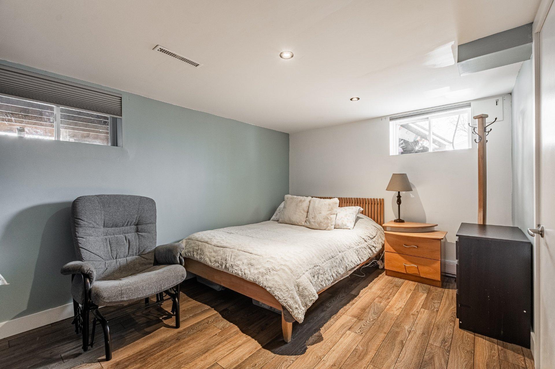 









995


Rue Coderre

,
Longueuil (Saint-Hubert),




QC
J3Y4N3

