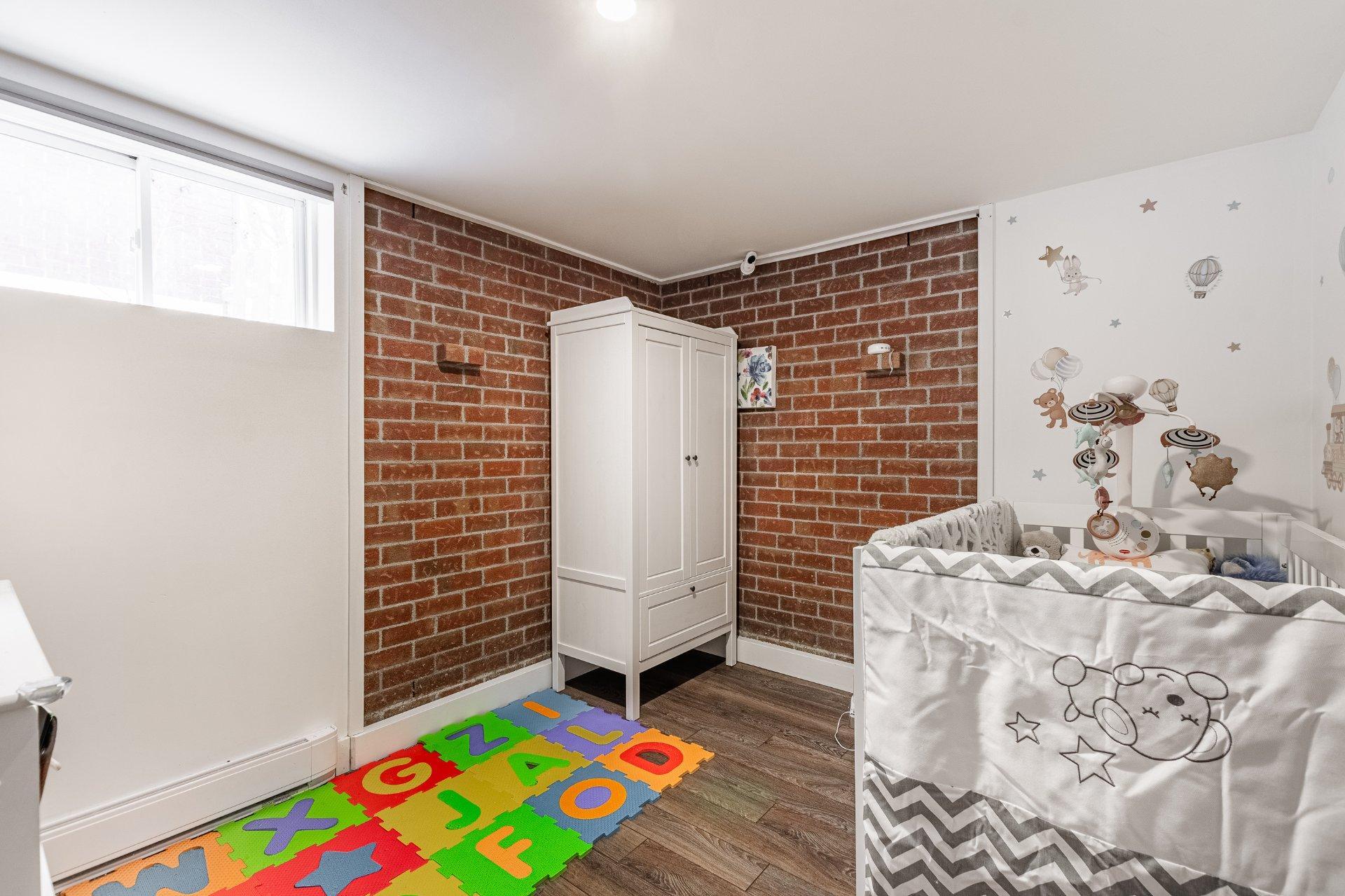 









995


Rue Coderre

,
Longueuil (Saint-Hubert),




QC
J3Y4N3

