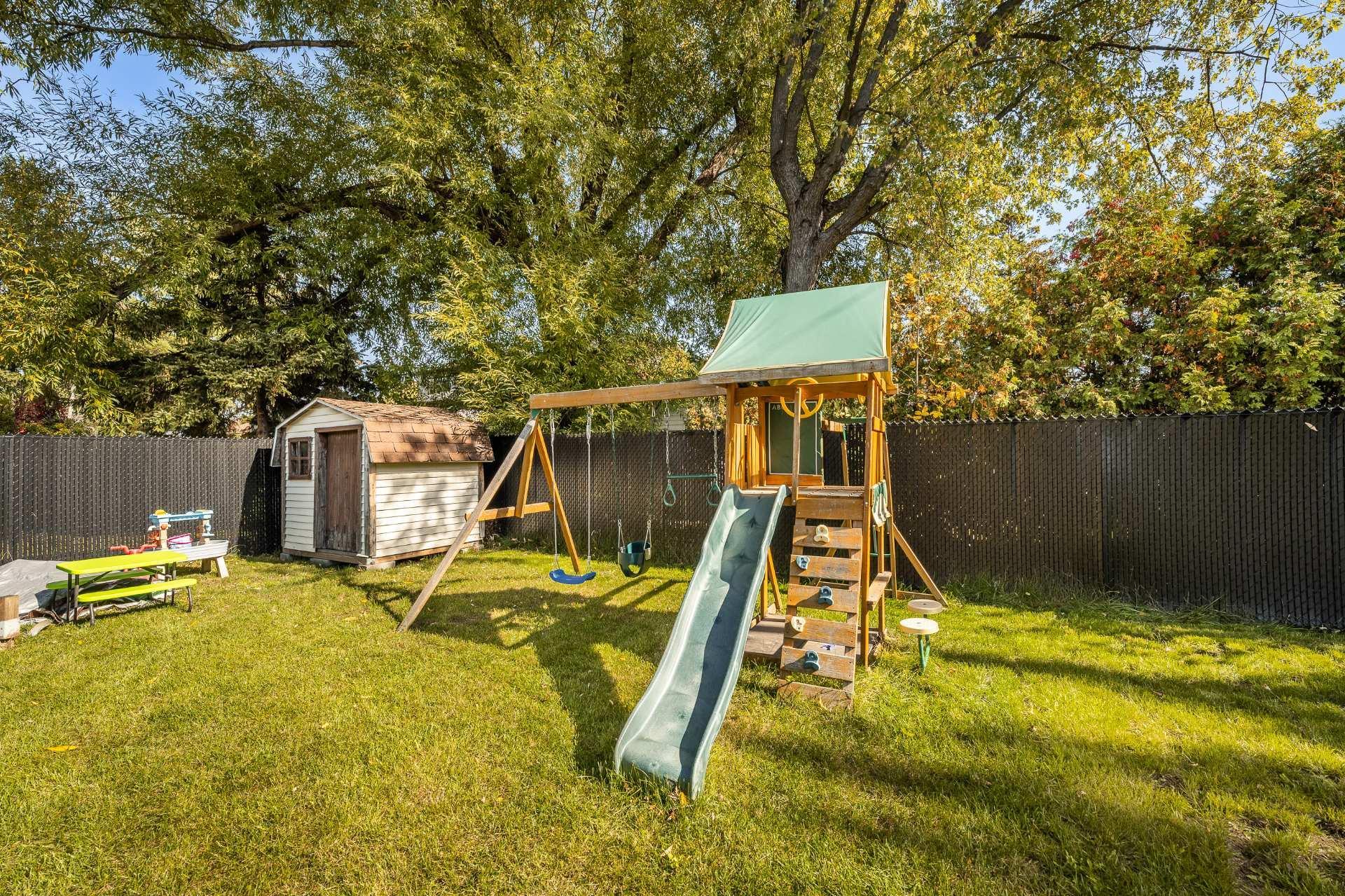 









995


Rue Coderre

,
Longueuil (Saint-Hubert),




QC
J3Y4N3

