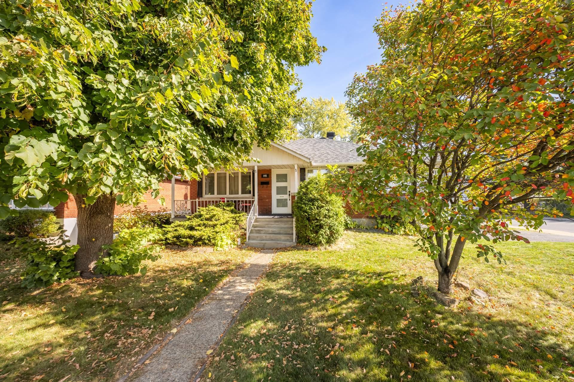 









995


Rue Coderre

,
Longueuil (Saint-Hubert),




QC
J3Y4N3

