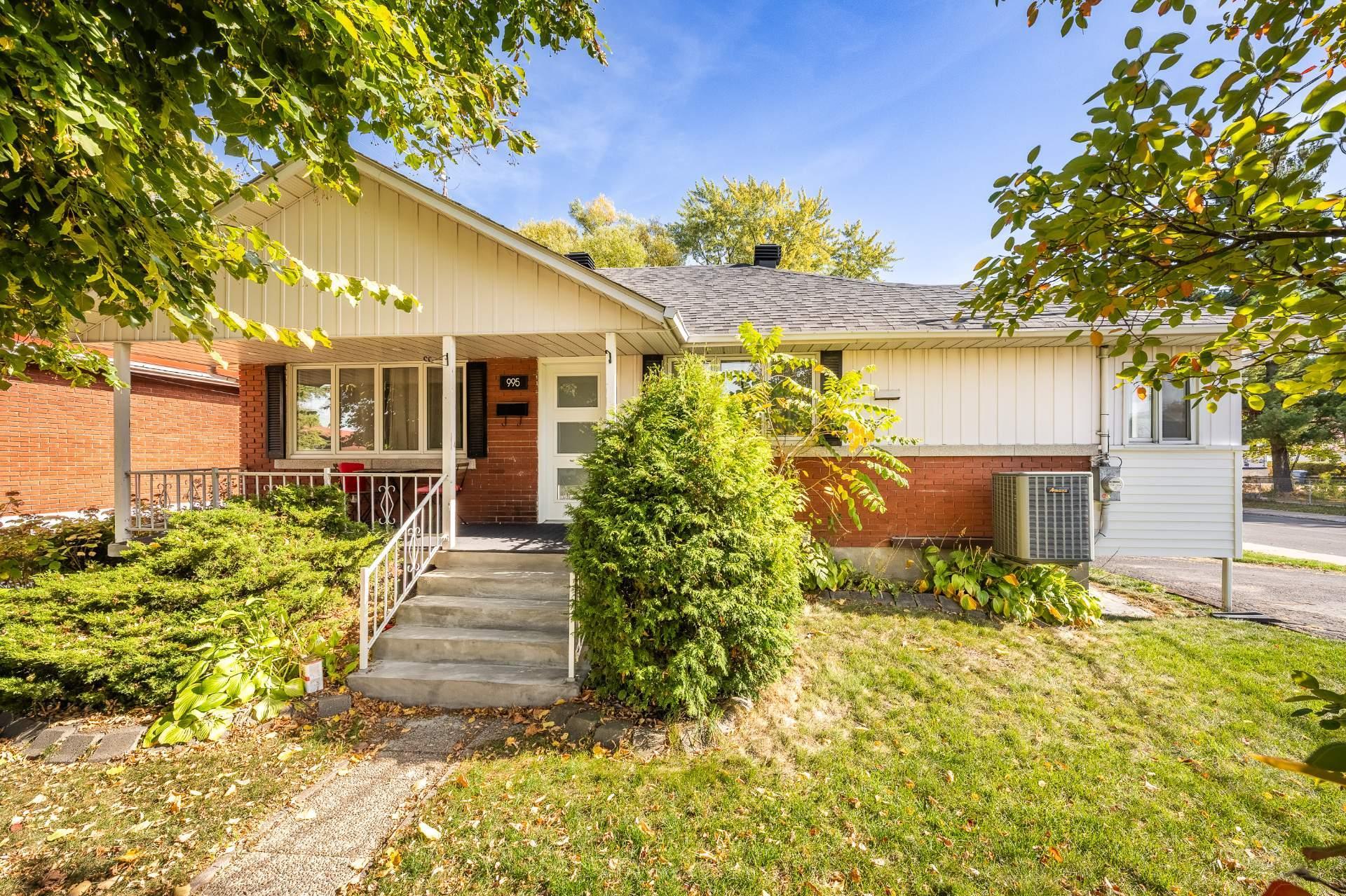 









995


Rue Coderre

,
Longueuil (Saint-Hubert),




QC
J3Y4N3

