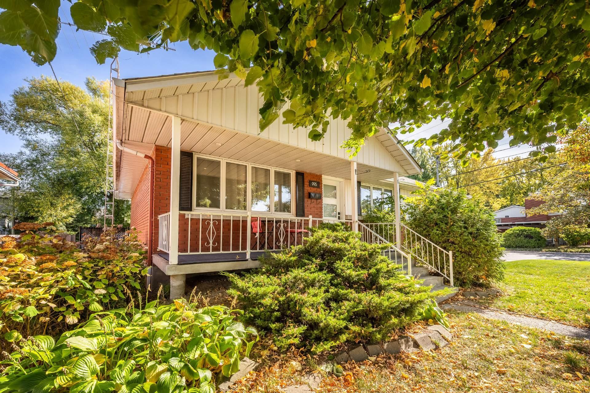 









995


Rue Coderre

,
Longueuil (Saint-Hubert),




QC
J3Y4N3

