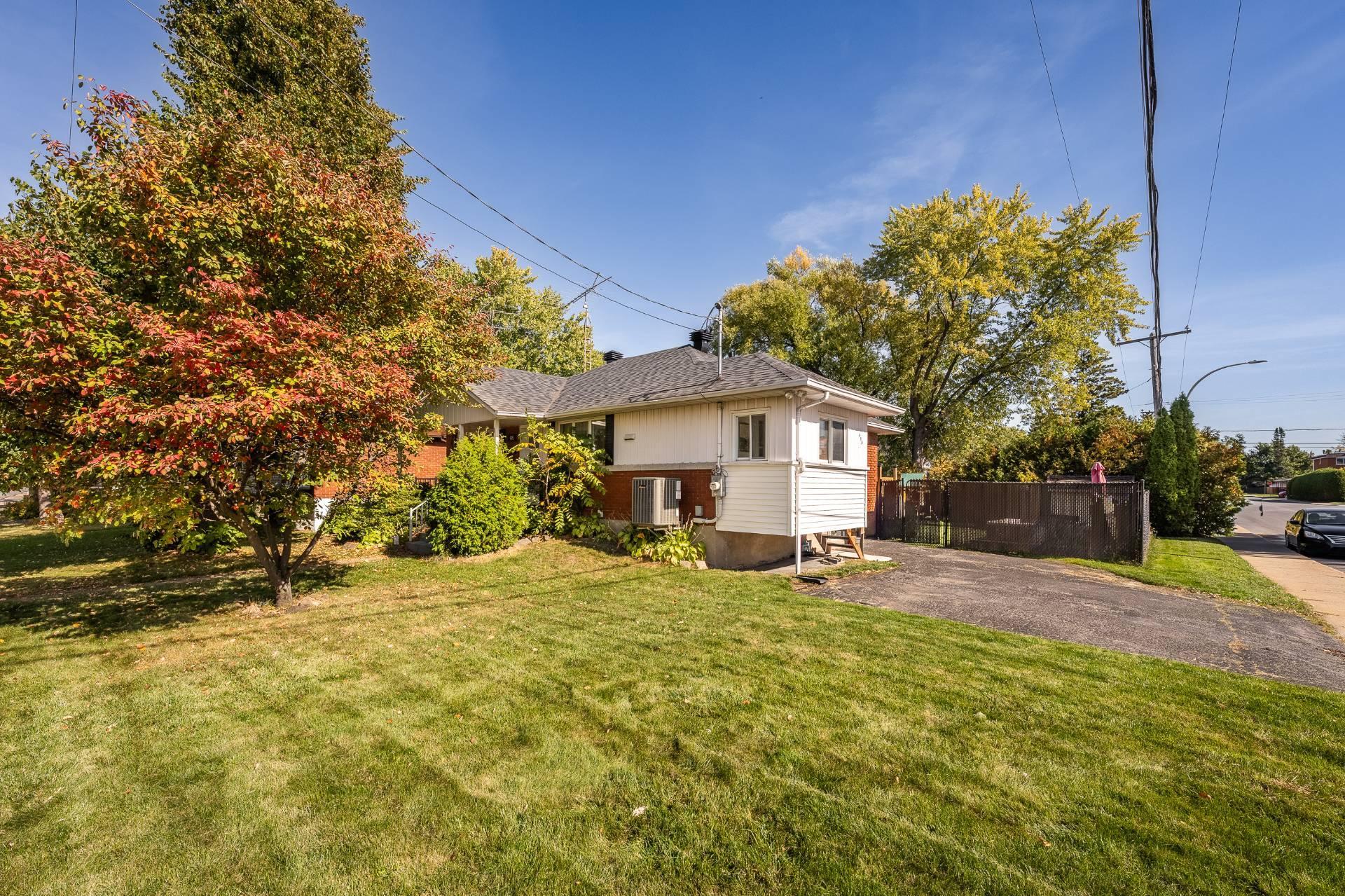 









995


Rue Coderre

,
Longueuil (Saint-Hubert),




QC
J3Y4N3

