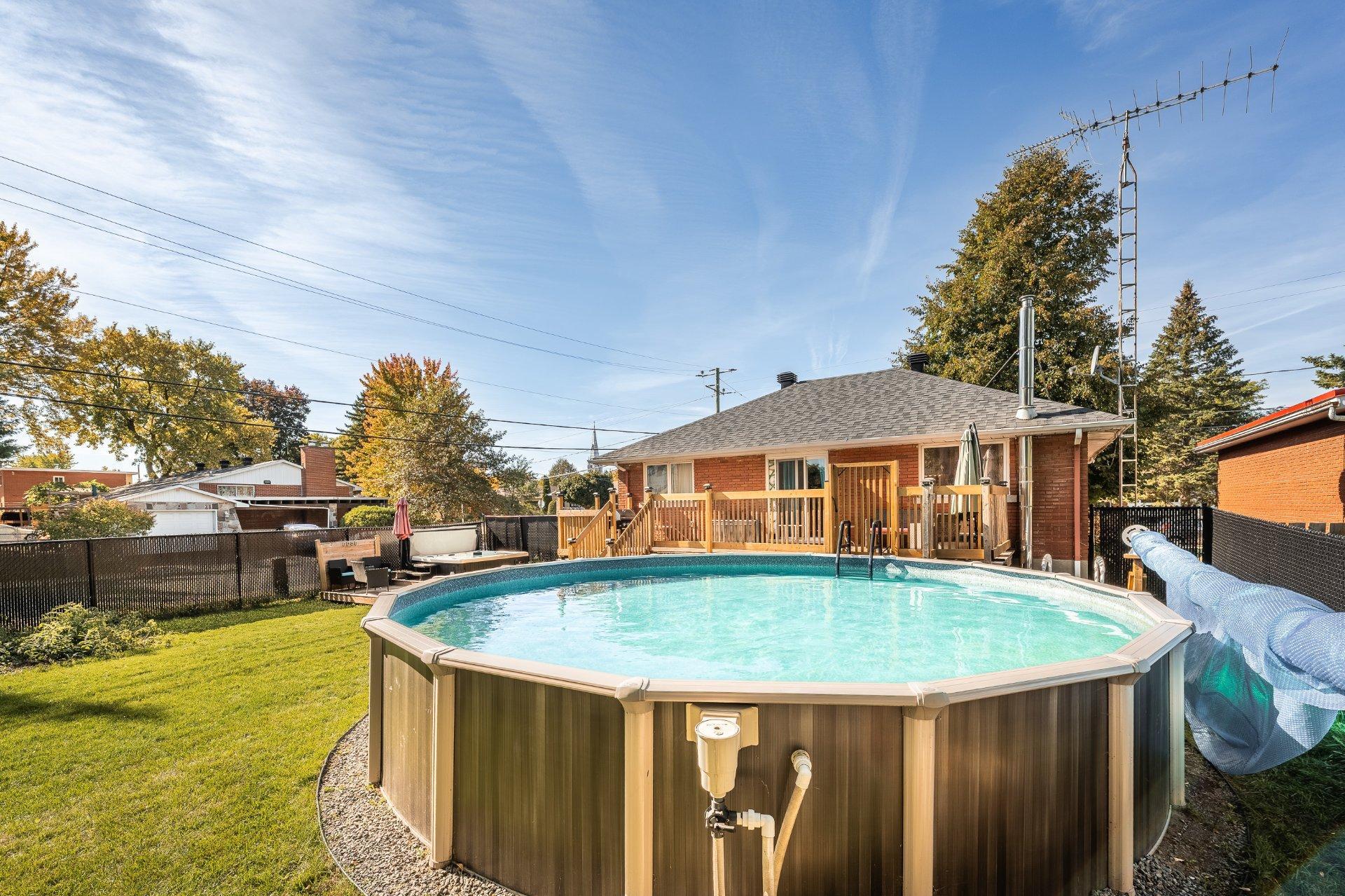 









995


Rue Coderre

,
Longueuil (Saint-Hubert),




QC
J3Y4N3

