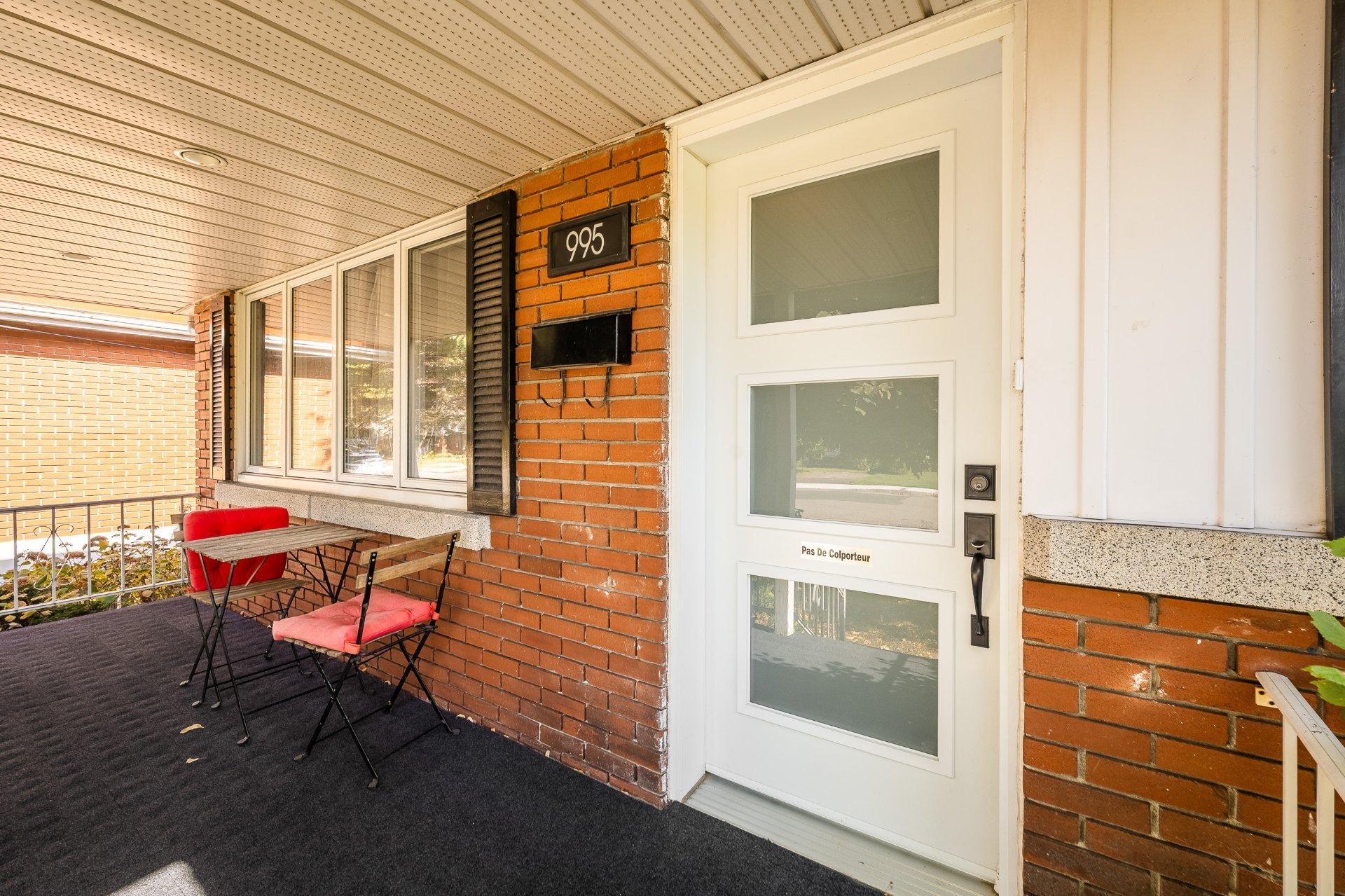 









995


Rue Coderre

,
Longueuil (Saint-Hubert),




QC
J3Y4N3

