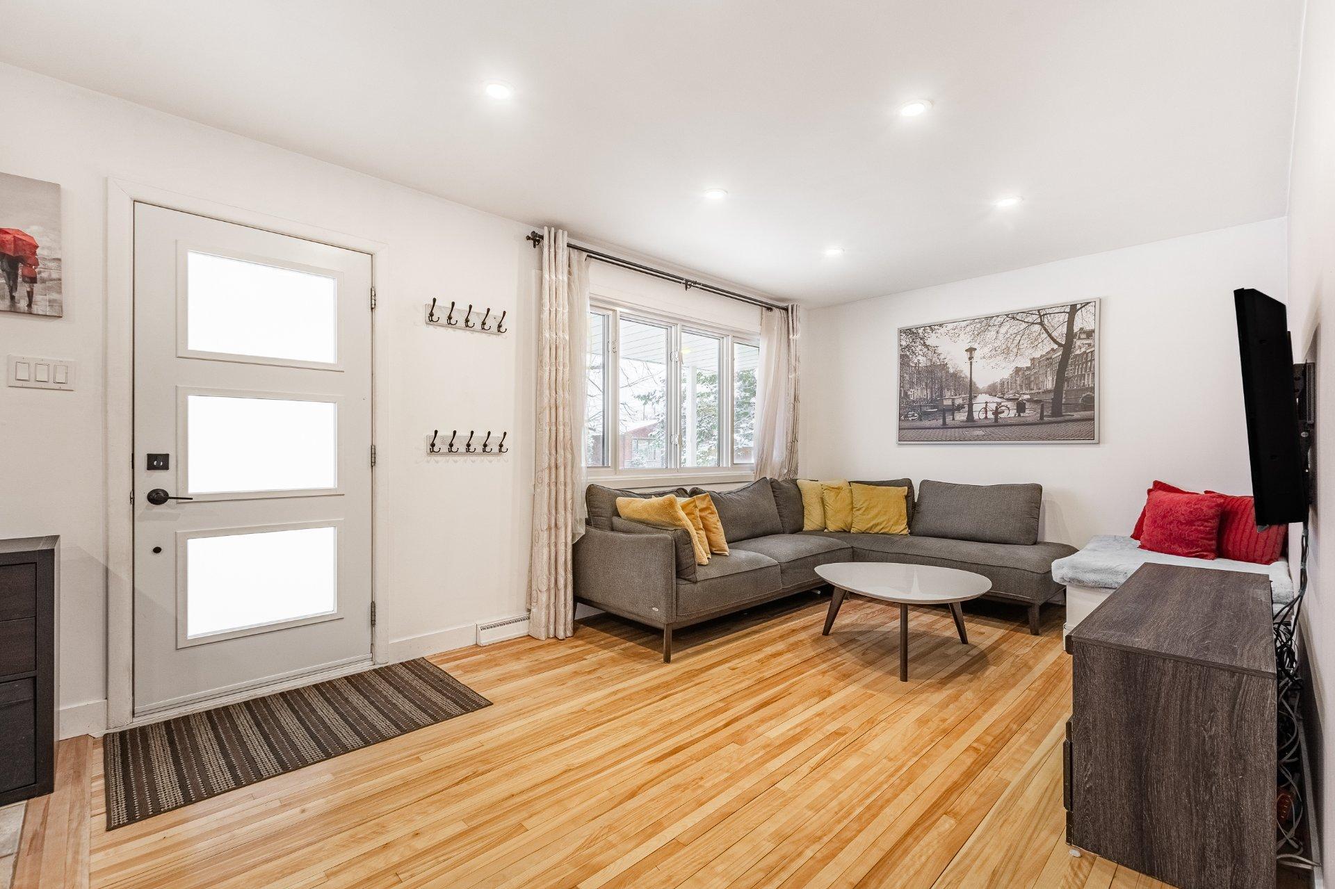 









995


Rue Coderre

,
Longueuil (Saint-Hubert),




QC
J3Y4N3

