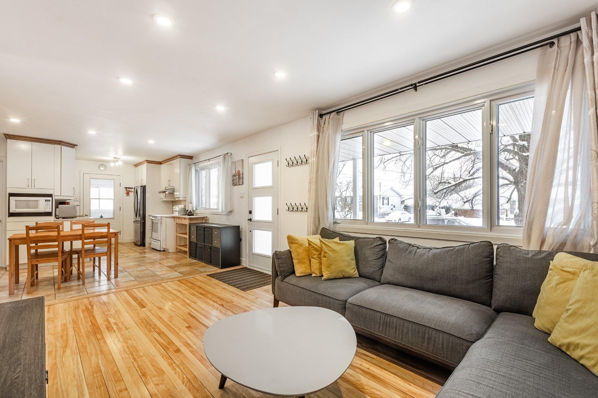 









995


Rue Coderre

,
Longueuil (Saint-Hubert),




QC
J3Y4N3

