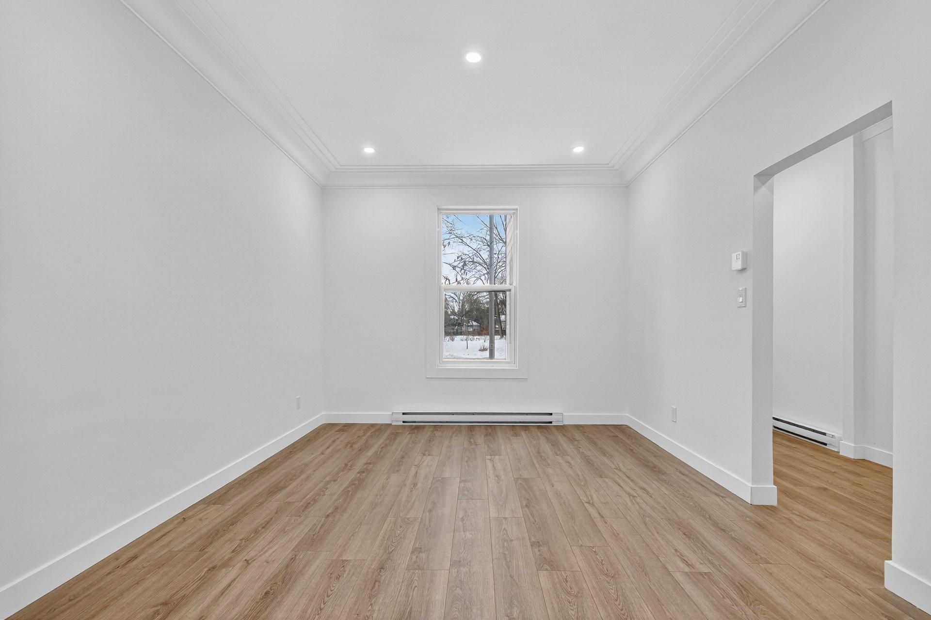 









1752

 - 1754


Av. Victoria

,
Longueuil (Greenfield Park),




QC
J4V1M3

