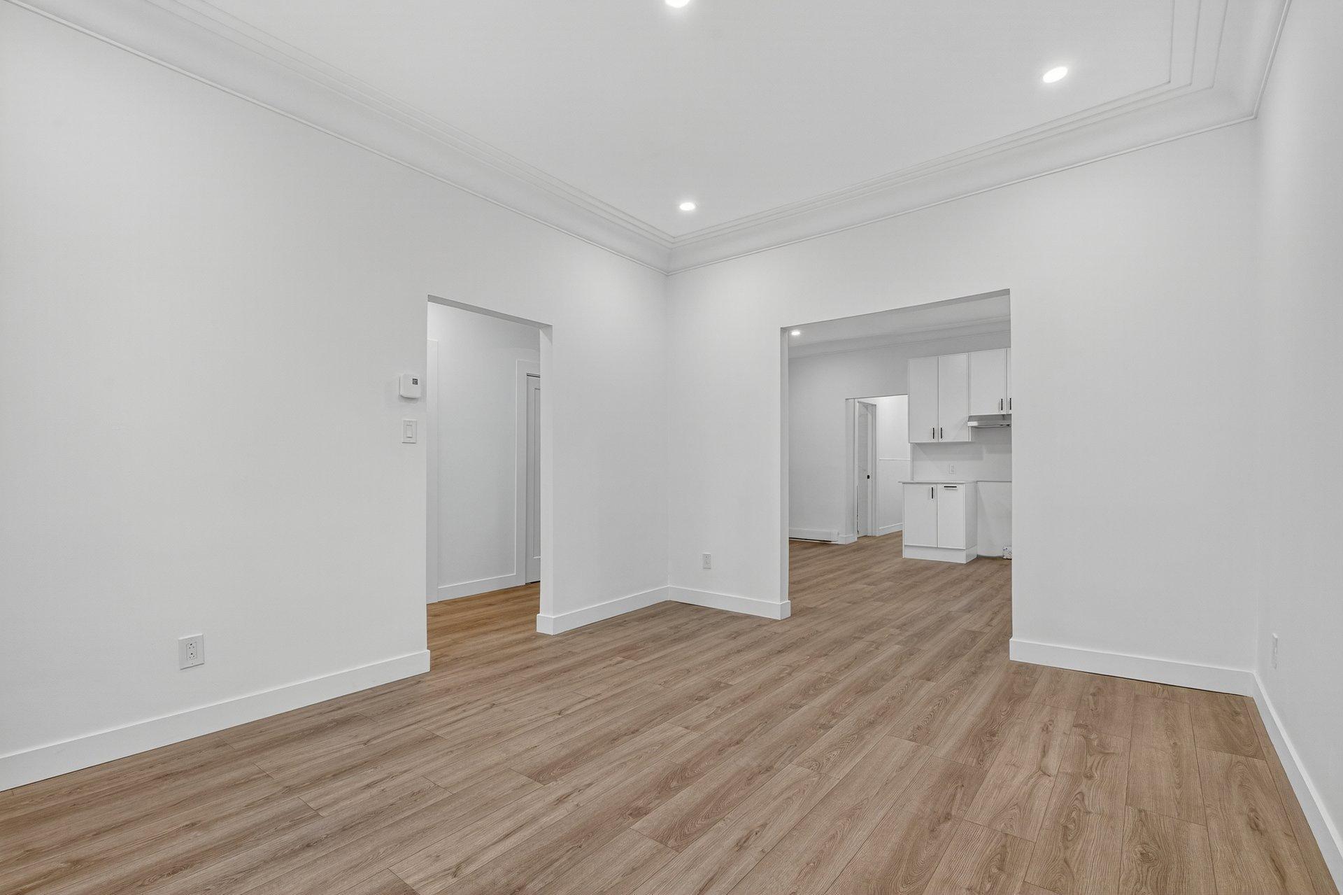 









1752

 - 1754


Av. Victoria

,
Longueuil (Greenfield Park),




QC
J4V1M3

