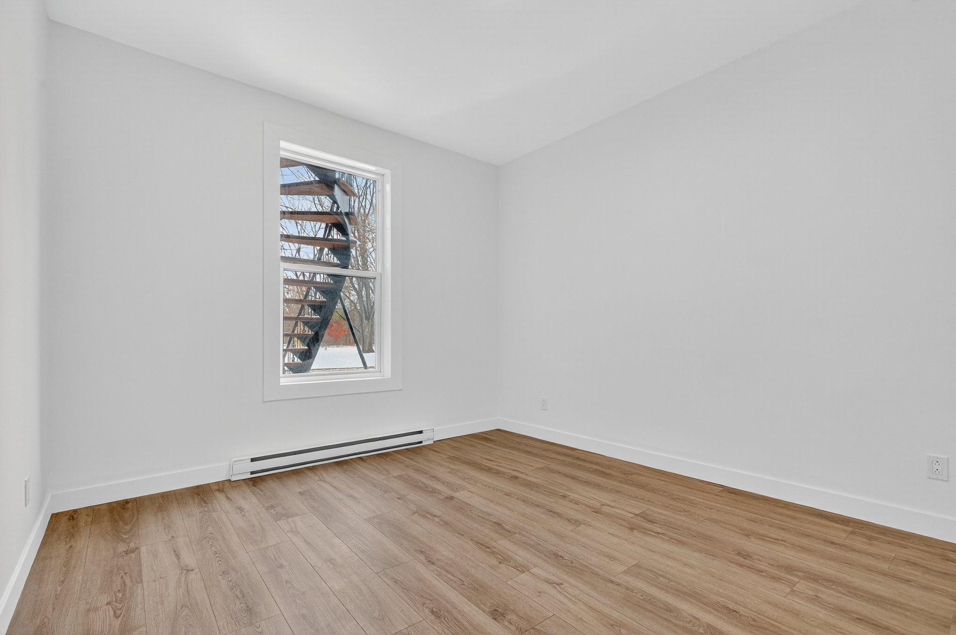 









1752

 - 1754


Av. Victoria

,
Longueuil (Greenfield Park),




QC
J4V1M3

