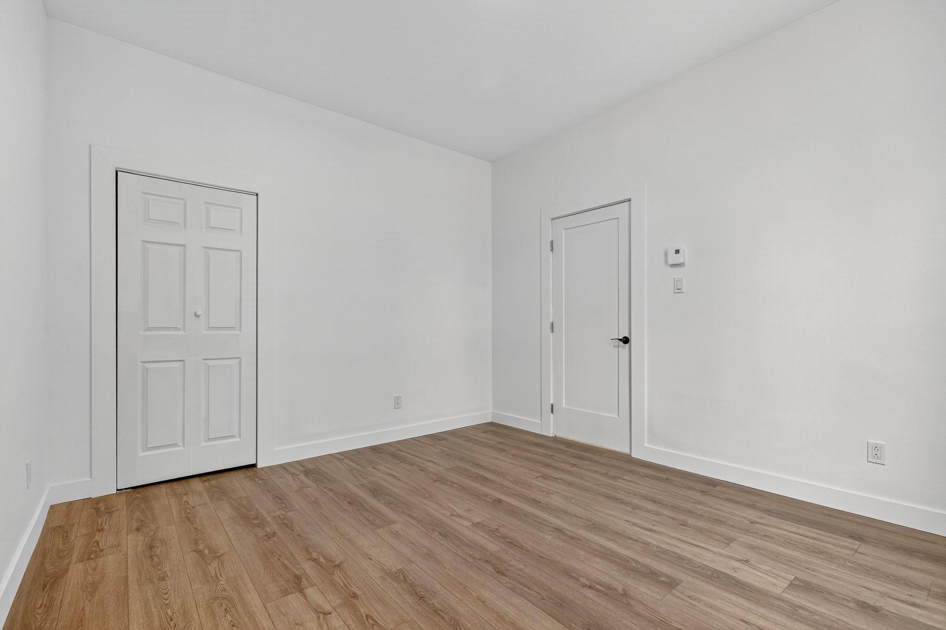 









1752

 - 1754


Av. Victoria

,
Longueuil (Greenfield Park),




QC
J4V1M3

