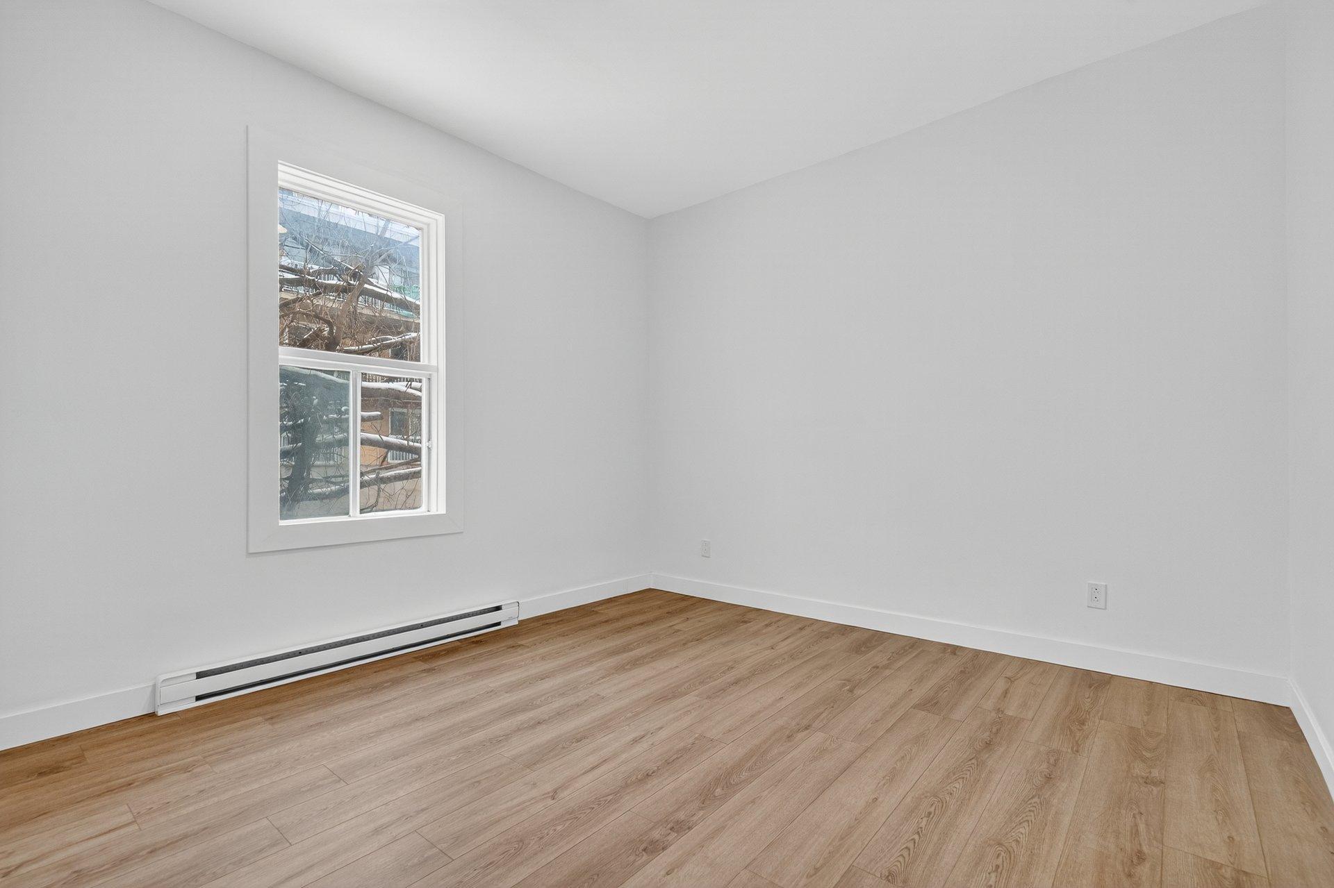 









1752

 - 1754


Av. Victoria

,
Longueuil (Greenfield Park),




QC
J4V1M3

