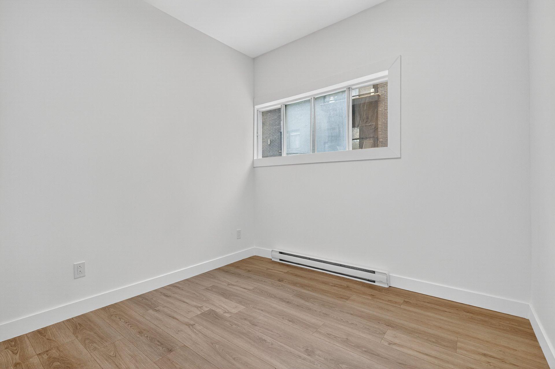 









1752

 - 1754


Av. Victoria

,
Longueuil (Greenfield Park),




QC
J4V1M3

