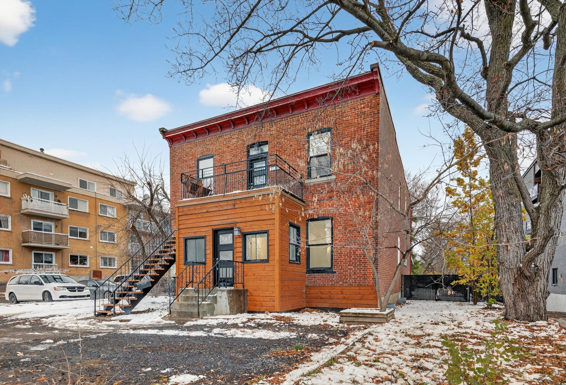 









1752

 - 1754


Av. Victoria

,
Longueuil (Greenfield Park),




QC
J4V1M3

