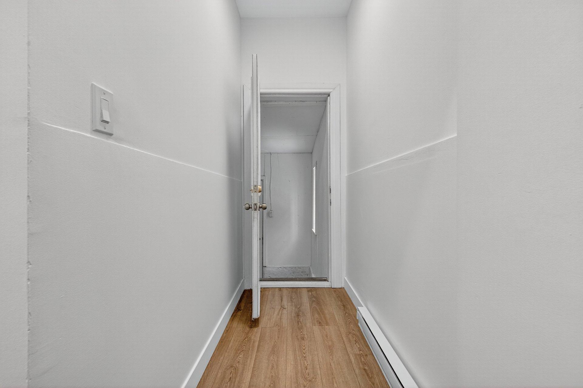 









1752

 - 1754


Av. Victoria

,
Longueuil (Greenfield Park),




QC
J4V1M3

