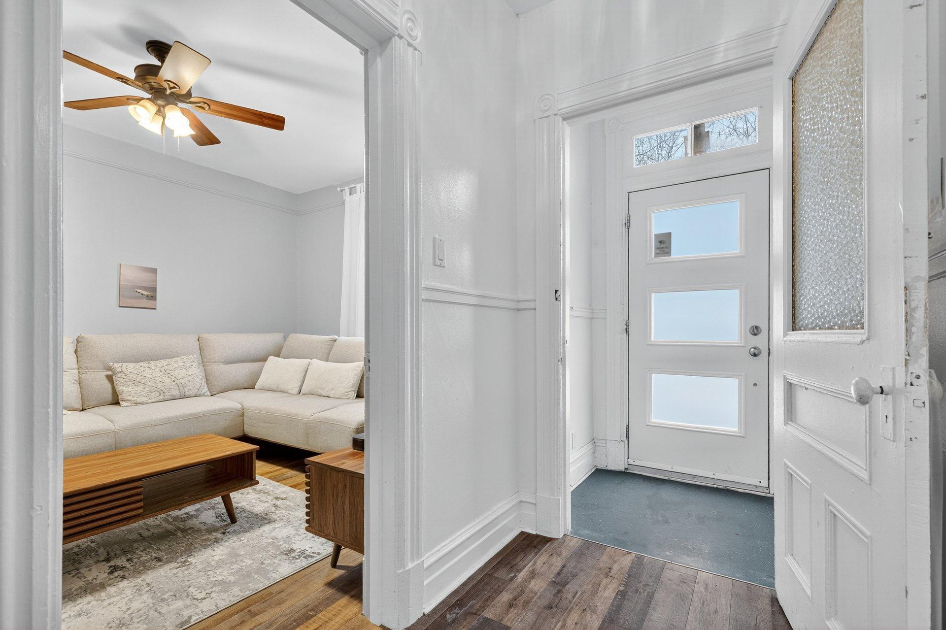 









1752

 - 1754


Av. Victoria

,
Longueuil (Greenfield Park),




QC
J4V1M3

