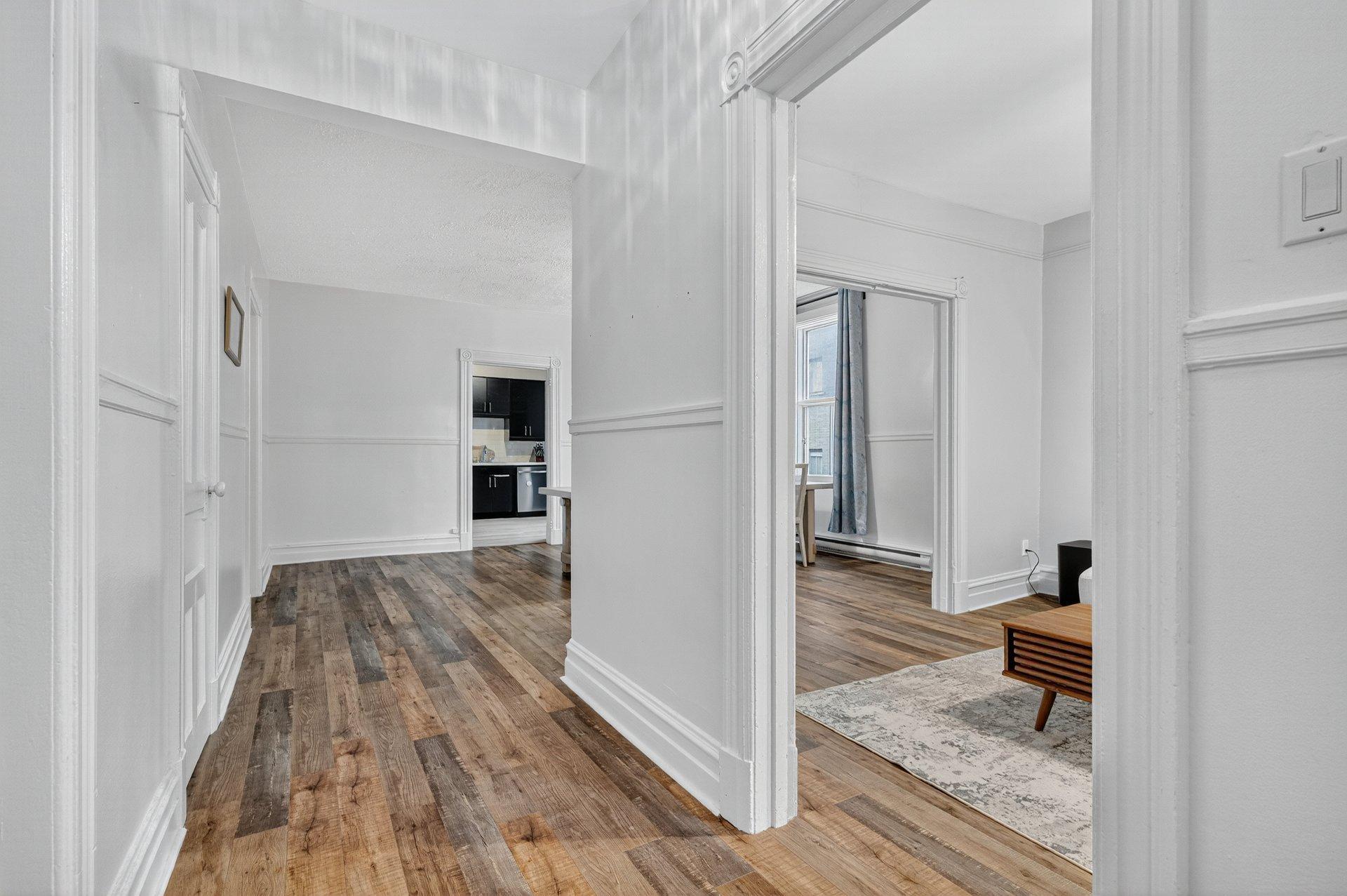 









1752

 - 1754


Av. Victoria

,
Longueuil (Greenfield Park),




QC
J4V1M3

