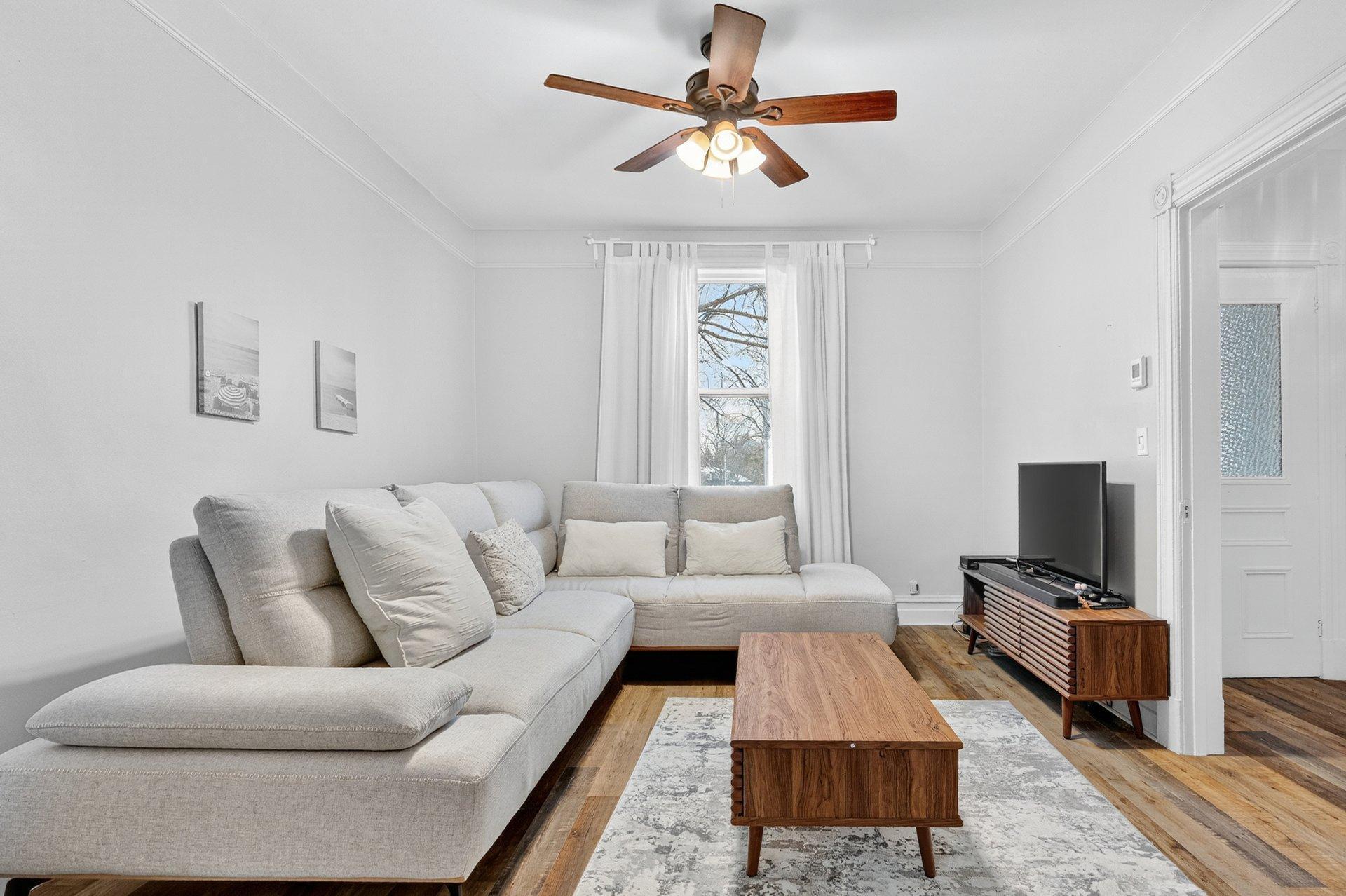 









1752

 - 1754


Av. Victoria

,
Longueuil (Greenfield Park),




QC
J4V1M3

