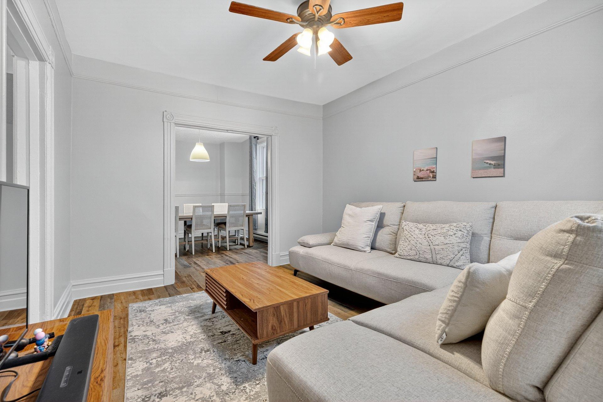 









1752

 - 1754


Av. Victoria

,
Longueuil (Greenfield Park),




QC
J4V1M3

