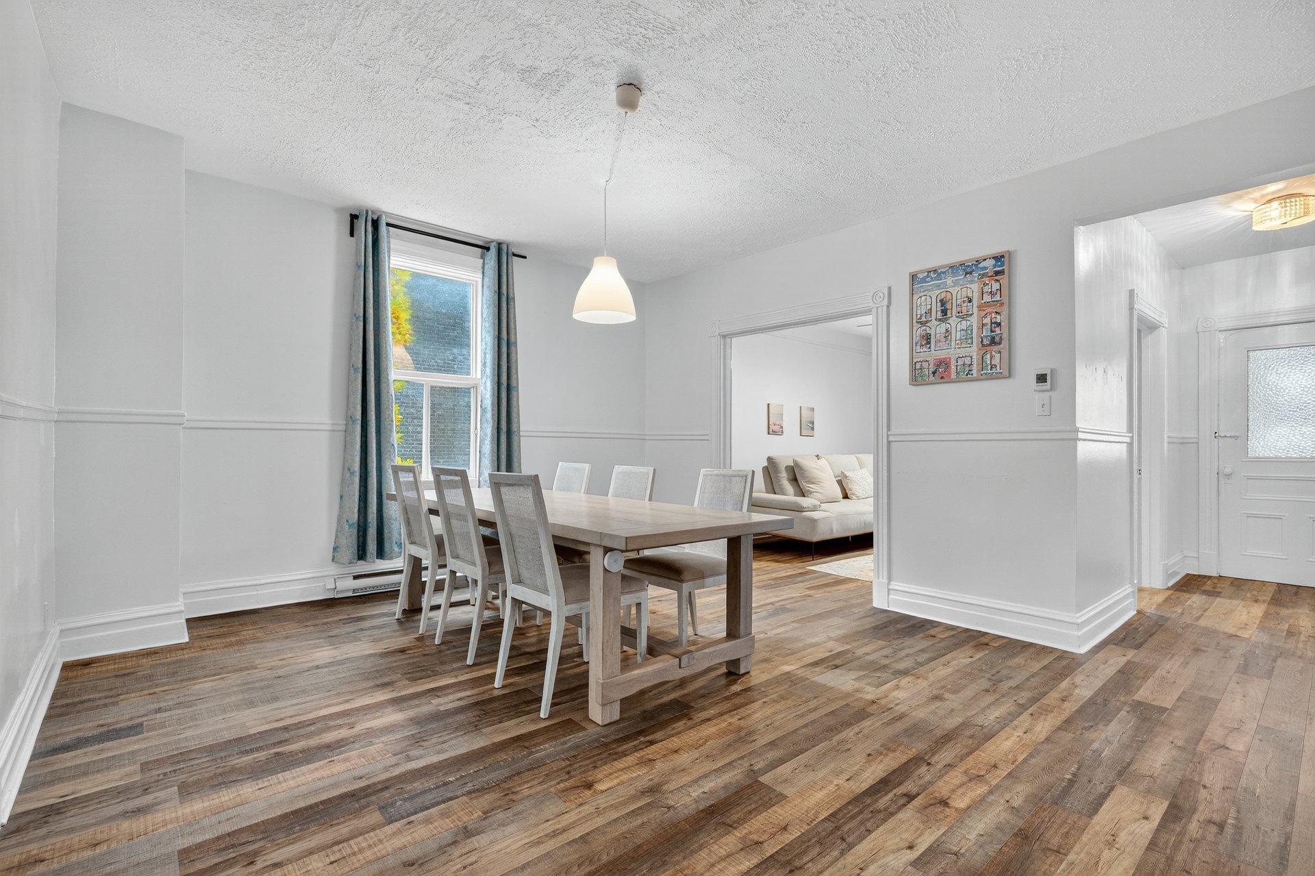 









1752

 - 1754


Av. Victoria

,
Longueuil (Greenfield Park),




QC
J4V1M3

