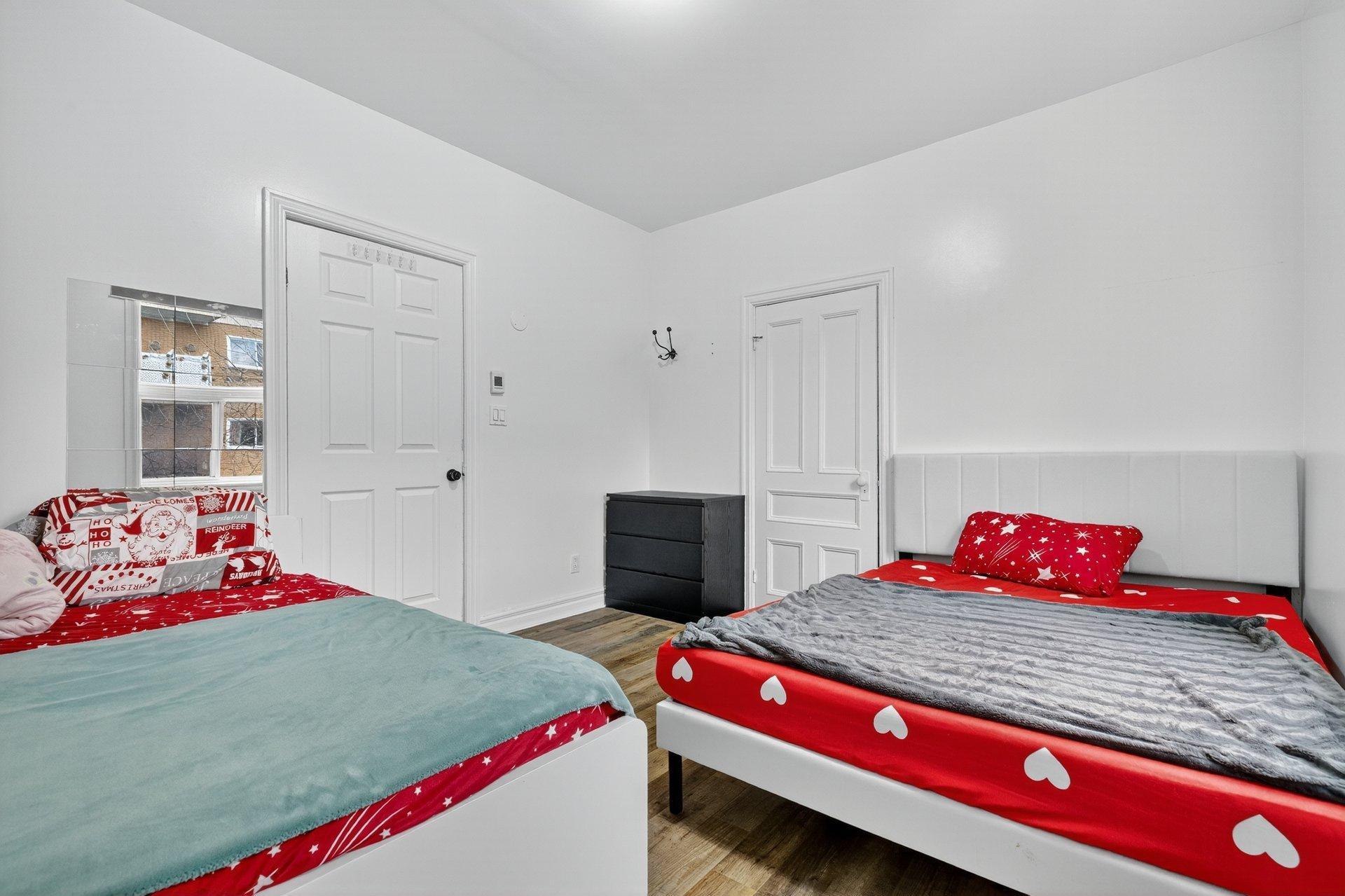 









1752

 - 1754


Av. Victoria

,
Longueuil (Greenfield Park),




QC
J4V1M3

