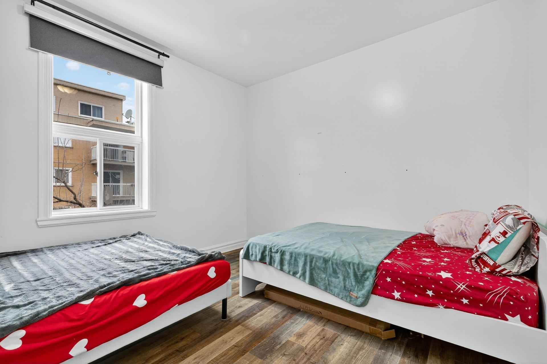 









1752

 - 1754


Av. Victoria

,
Longueuil (Greenfield Park),




QC
J4V1M3

