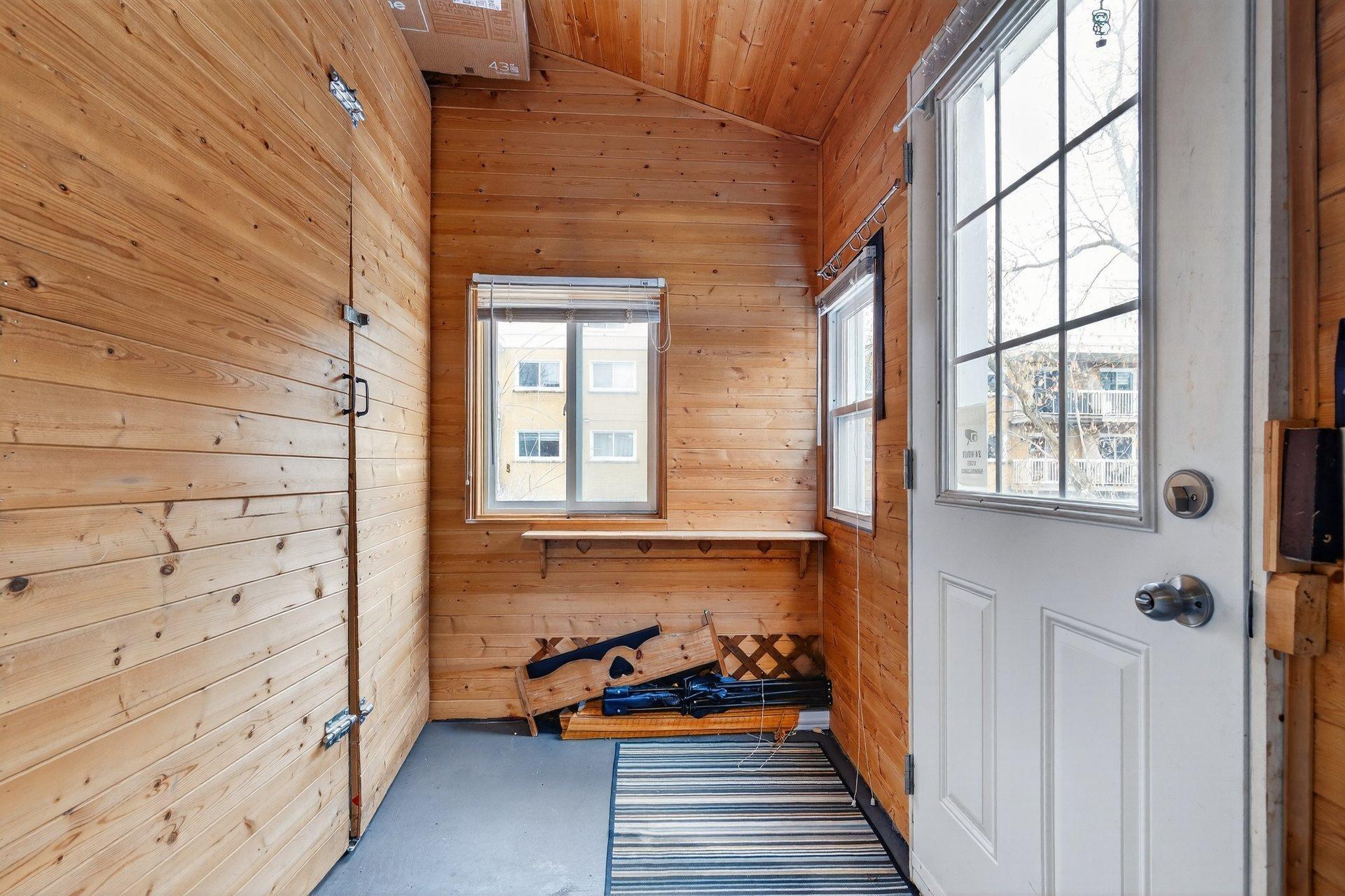 









1752

 - 1754


Av. Victoria

,
Longueuil (Greenfield Park),




QC
J4V1M3

