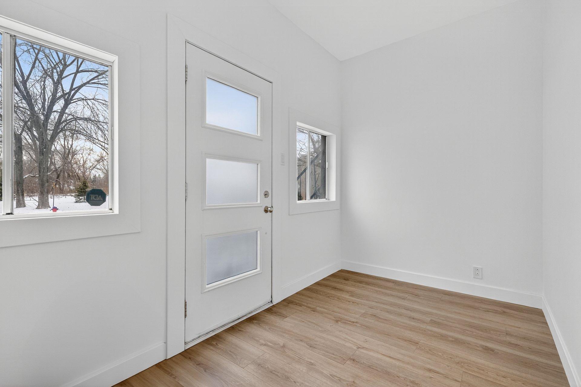 









1752

 - 1754


Av. Victoria

,
Longueuil (Greenfield Park),




QC
J4V1M3

