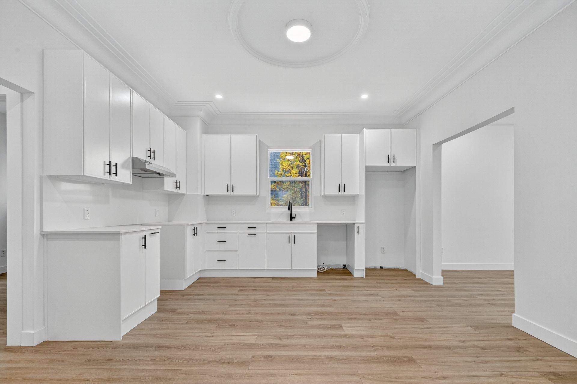 









1752

 - 1754


Av. Victoria

,
Longueuil (Greenfield Park),




QC
J4V1M3

