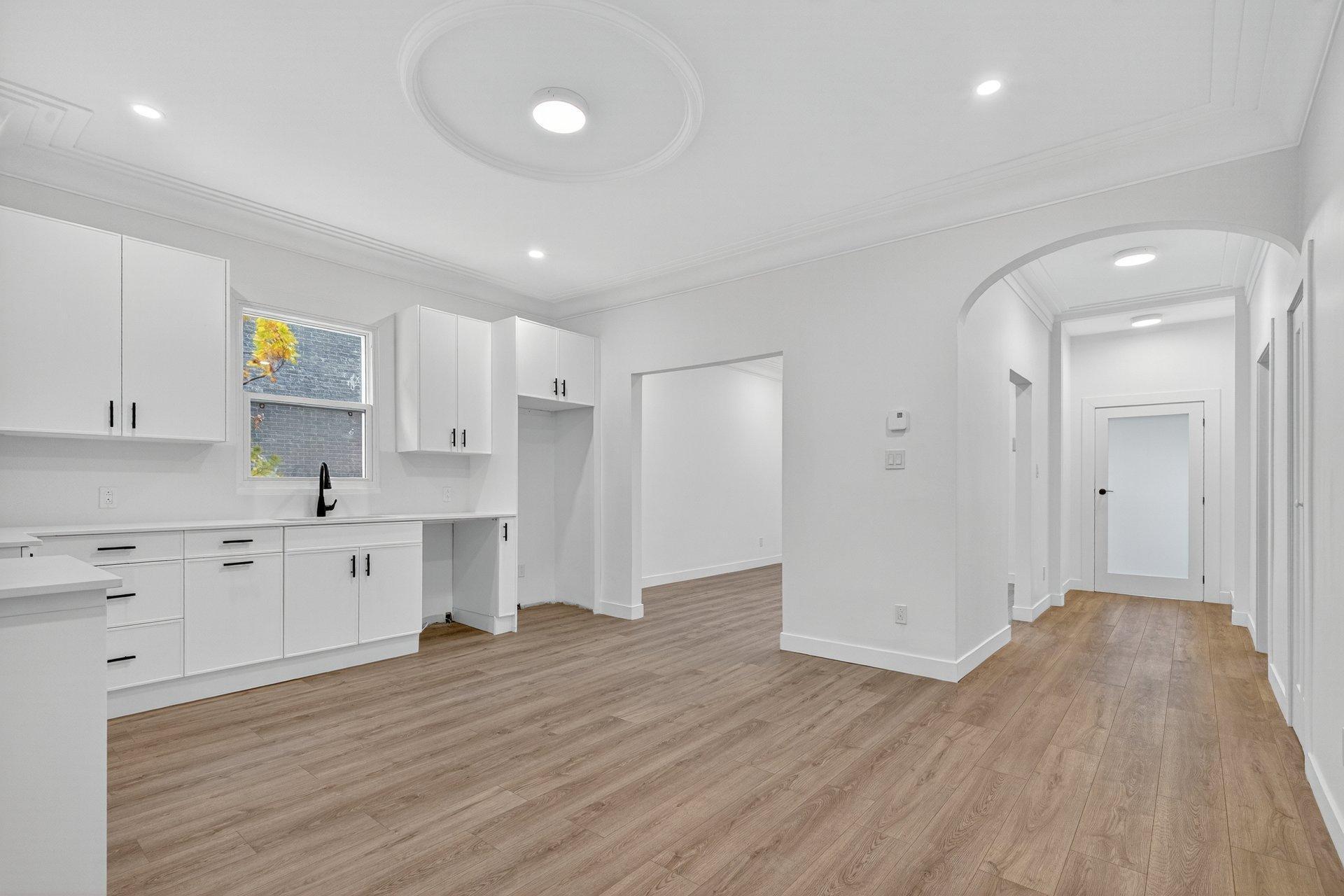 









1752

 - 1754


Av. Victoria

,
Longueuil (Greenfield Park),




QC
J4V1M3

