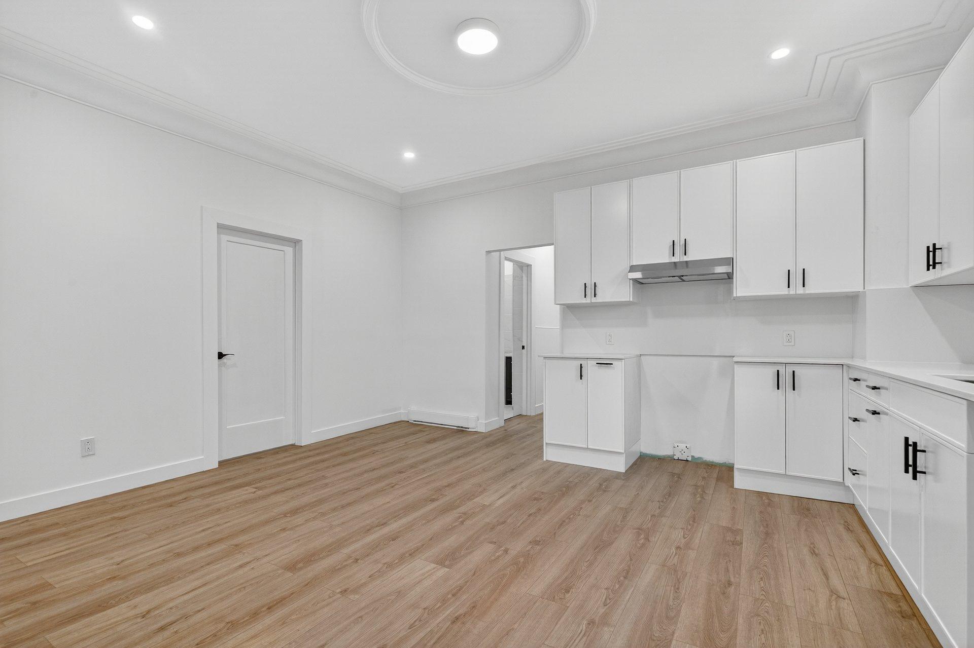 









1752

 - 1754


Av. Victoria

,
Longueuil (Greenfield Park),




QC
J4V1M3

