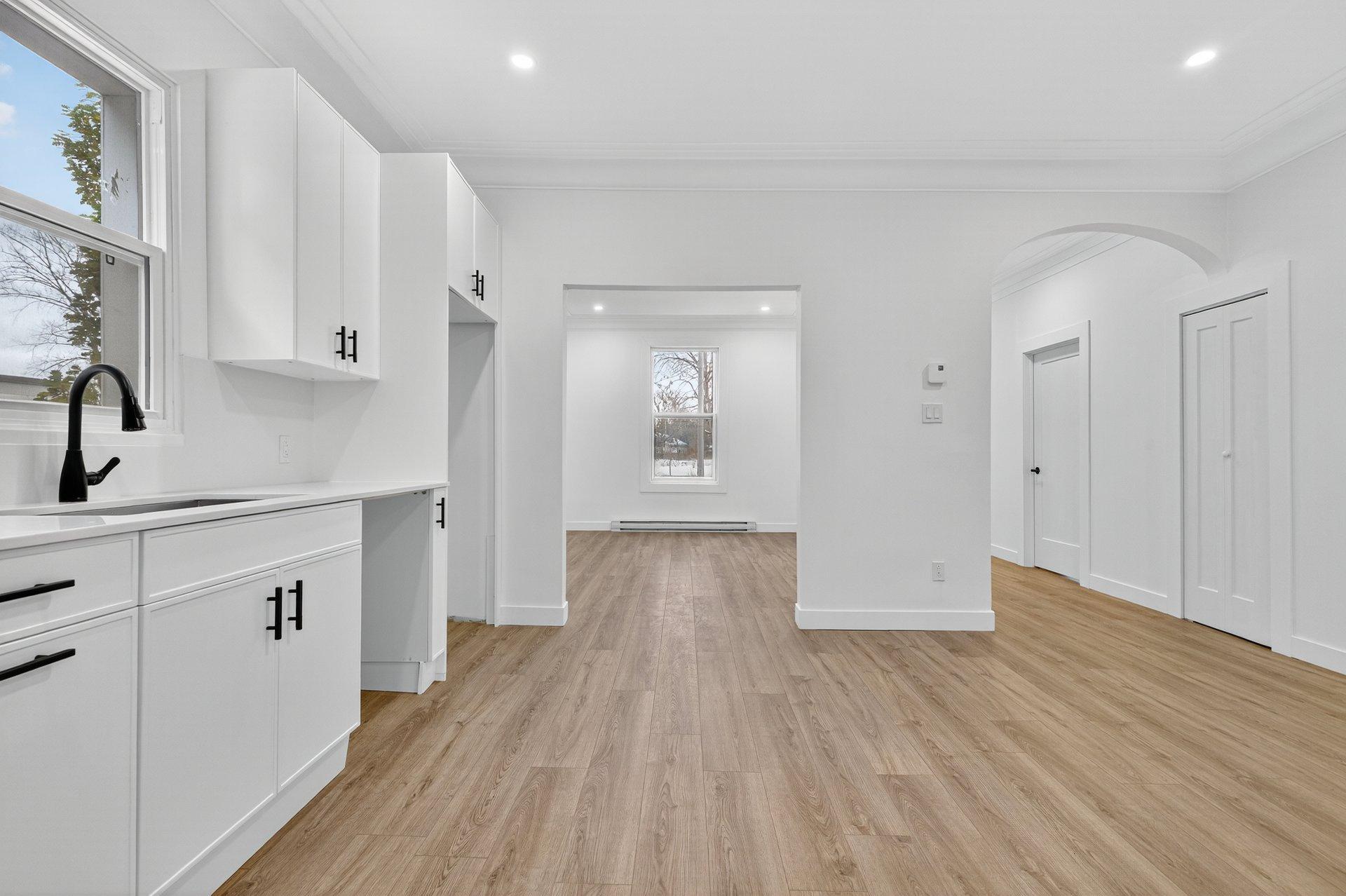 









1752

 - 1754


Av. Victoria

,
Longueuil (Greenfield Park),




QC
J4V1M3

