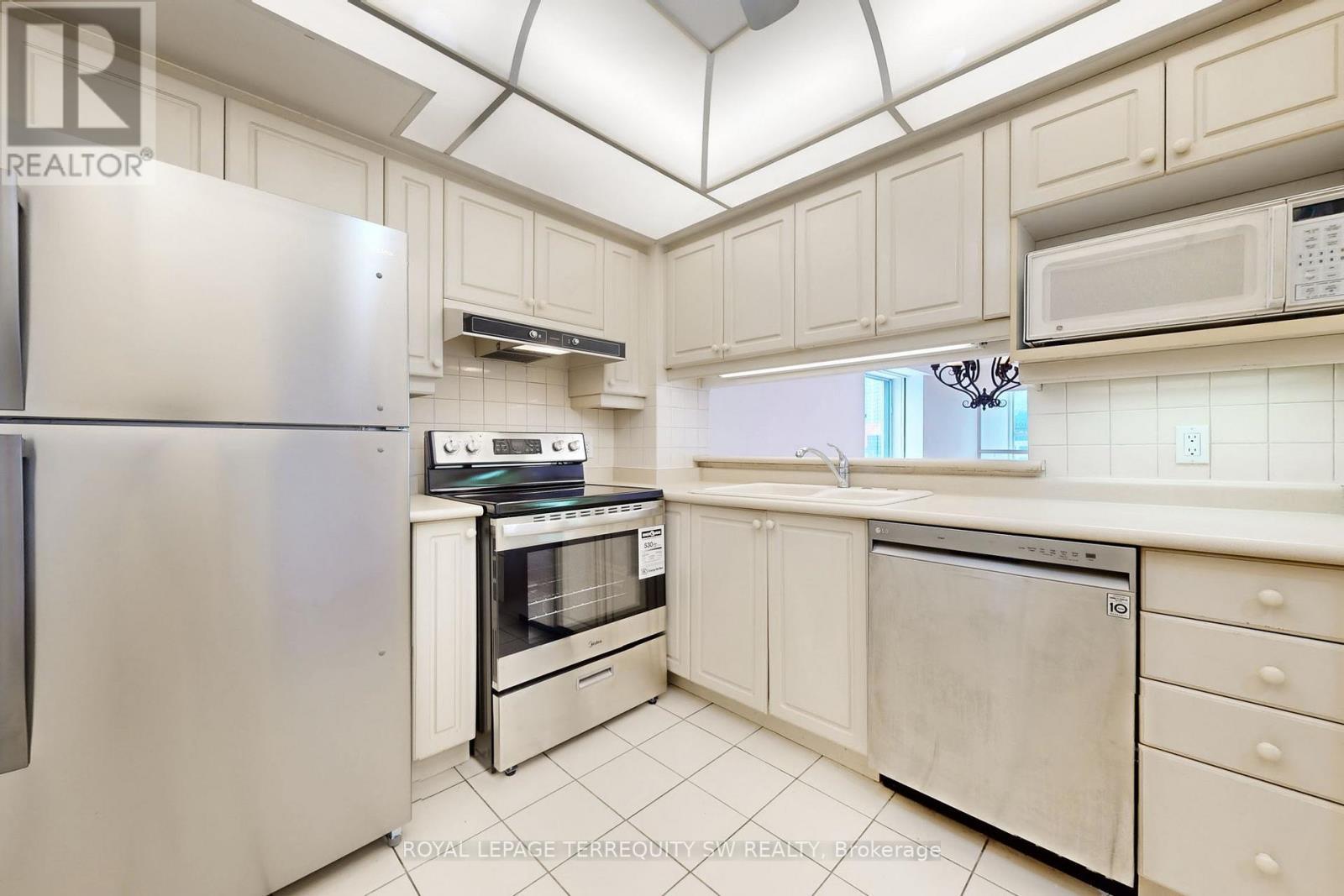 












2001 - 71 SIMCOE STREET

,
Toronto,




Ontario
M5J2S9

