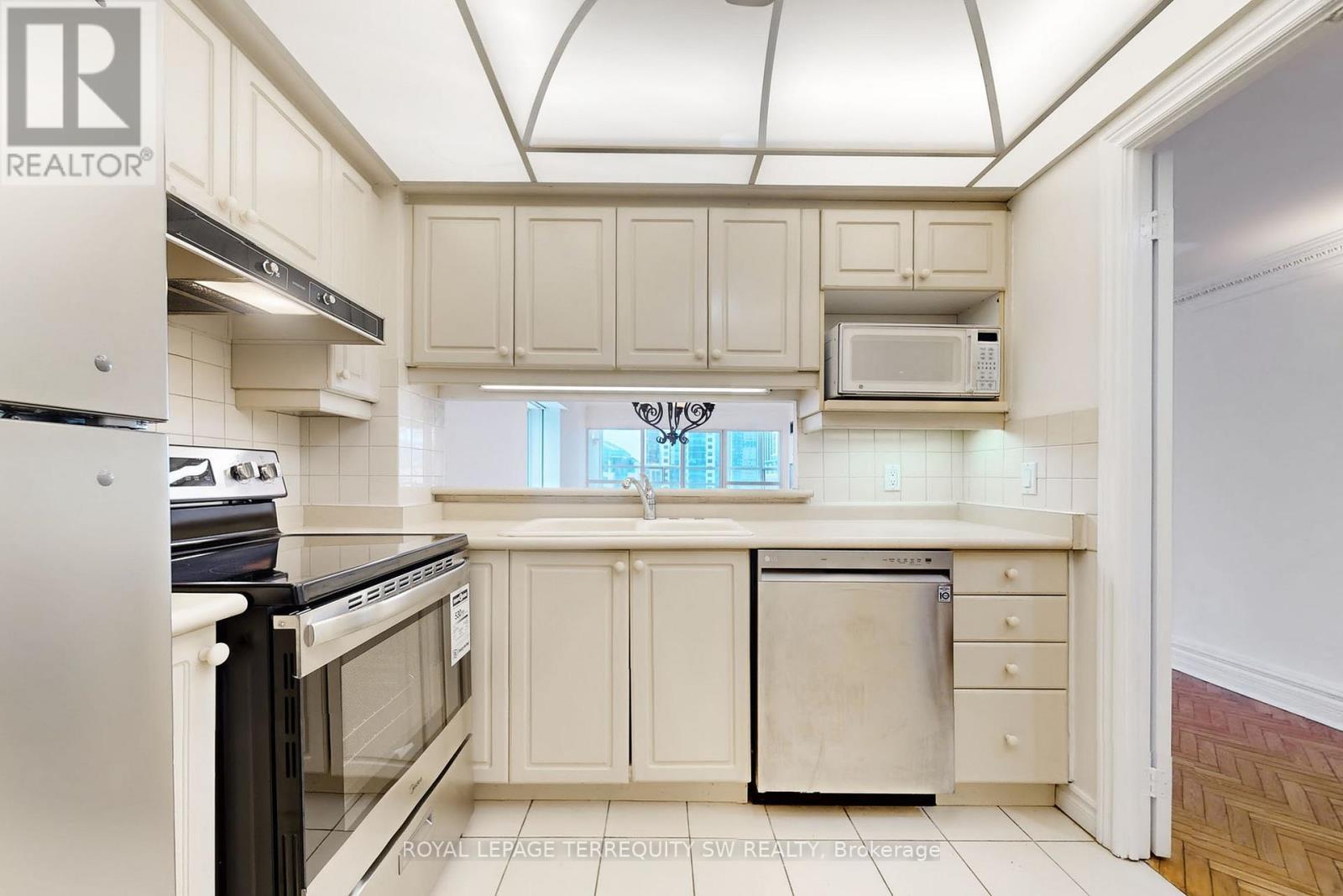 












2001 - 71 SIMCOE STREET

,
Toronto,




Ontario
M5J2S9

