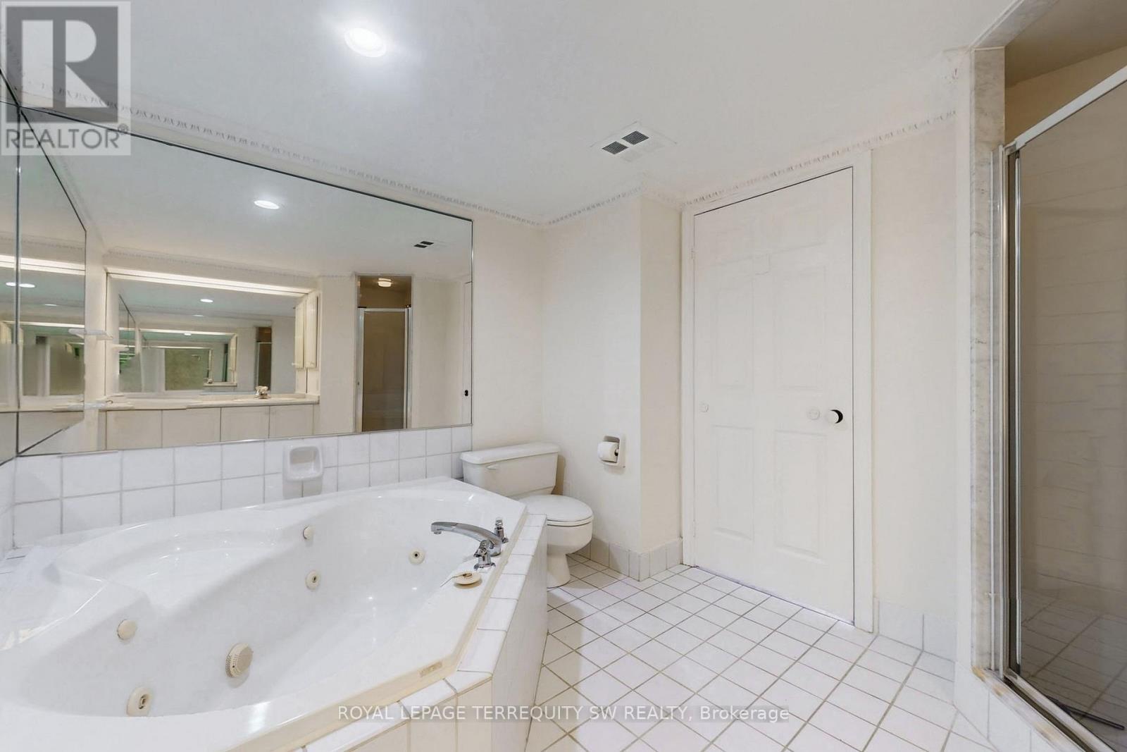 












2001 - 71 SIMCOE STREET

,
Toronto,




Ontario
M5J2S9

