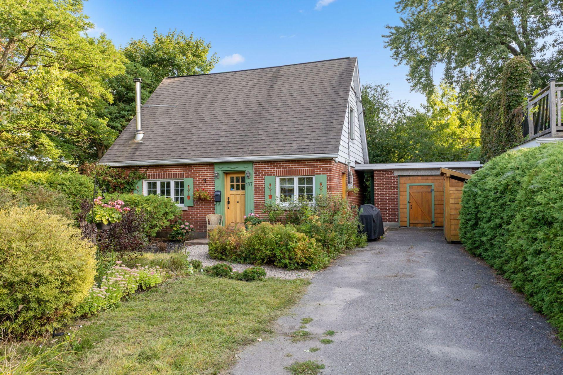 









187


Rue Brodeur

,
Gatineau (Hull),




QC
J8Y2R7

