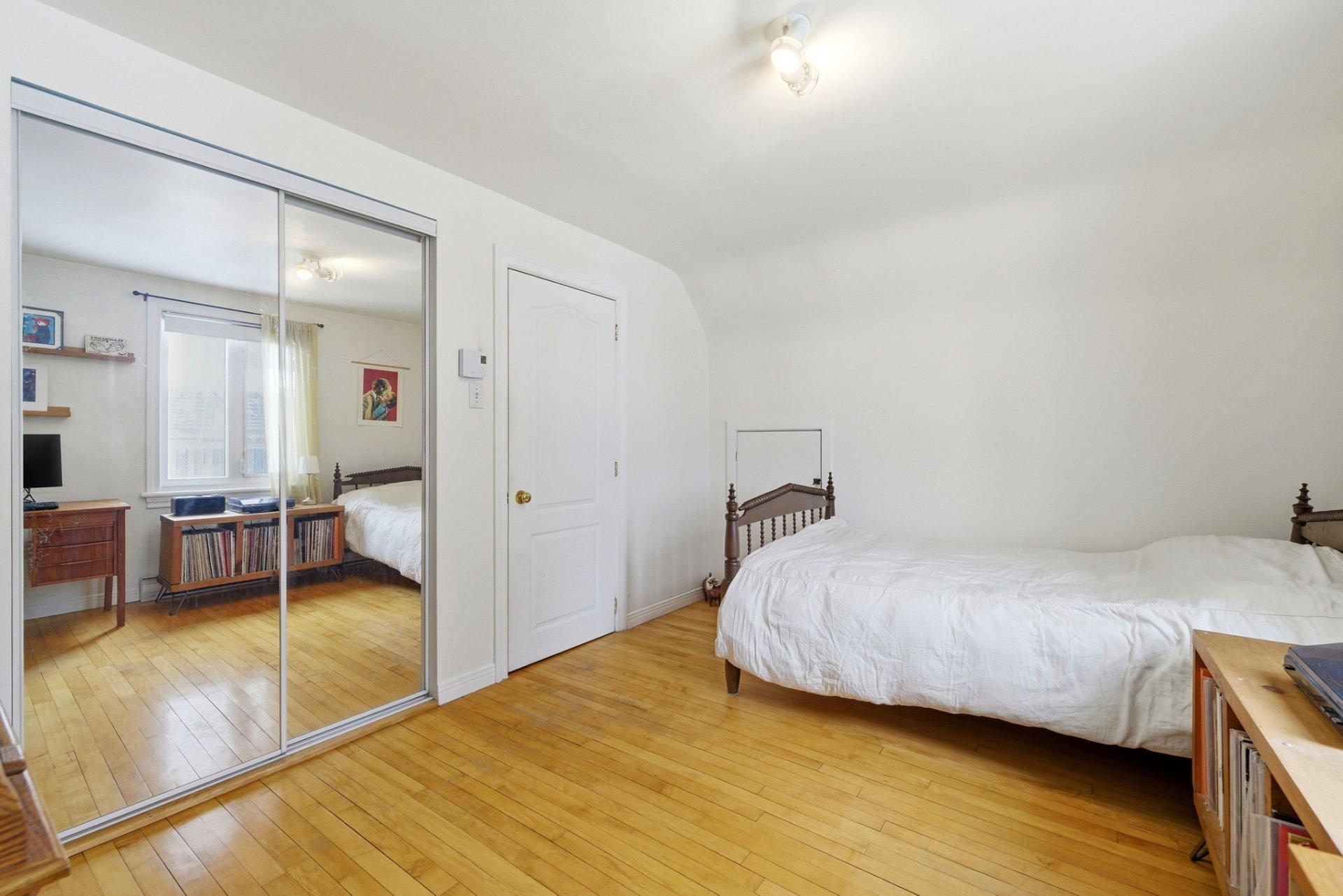 









187


Rue Brodeur

,
Gatineau (Hull),




QC
J8Y2R7

