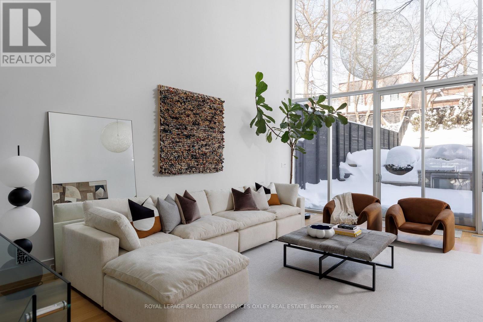 












20A WOODLAWN AVENUE W

,
Toronto,




Ontario
M4V1G7

