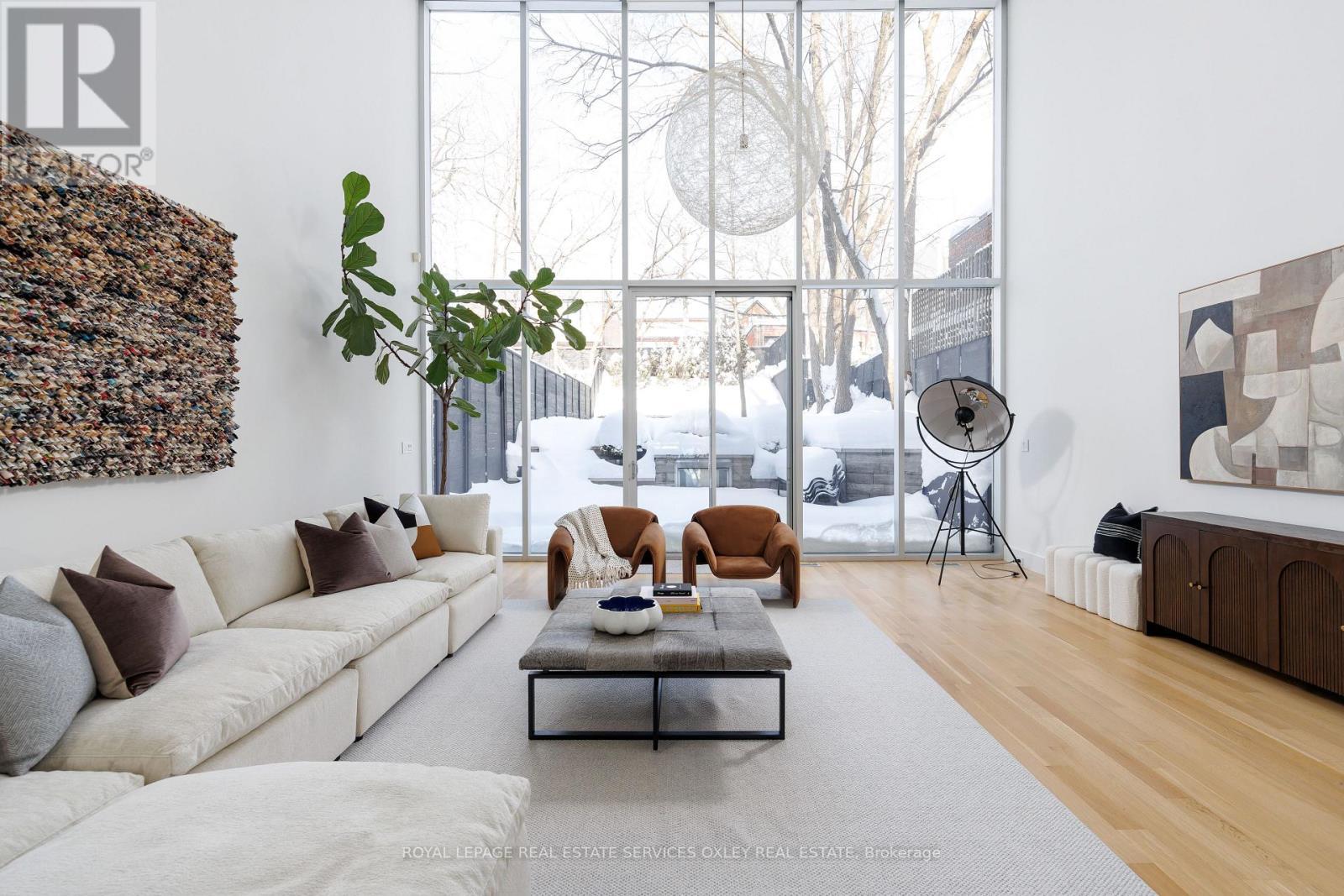 












20A WOODLAWN AVENUE W

,
Toronto,




Ontario
M4V1G7

