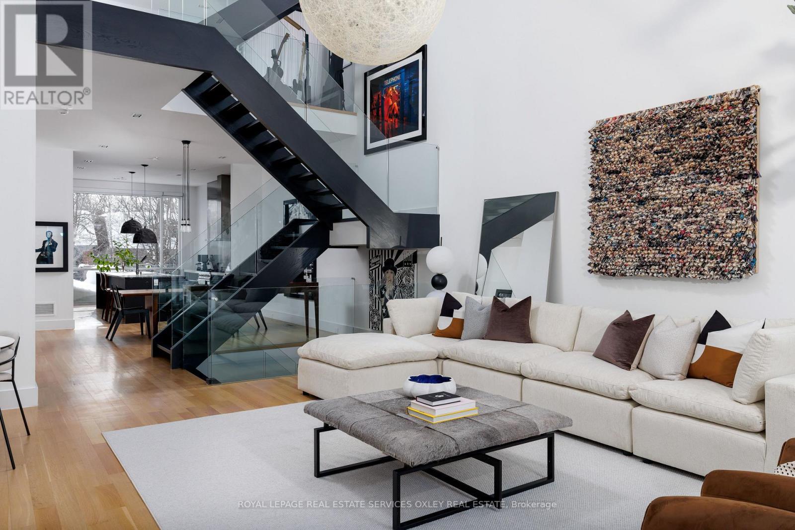 












20A WOODLAWN AVENUE W

,
Toronto,




Ontario
M4V1G7

