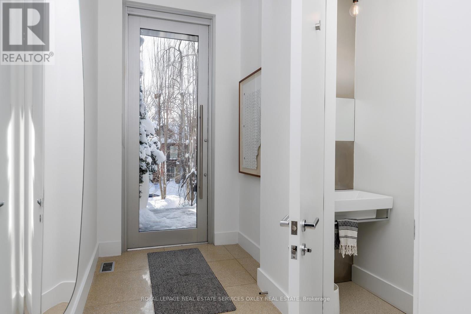 












20A WOODLAWN AVENUE W

,
Toronto,




Ontario
M4V1G7

